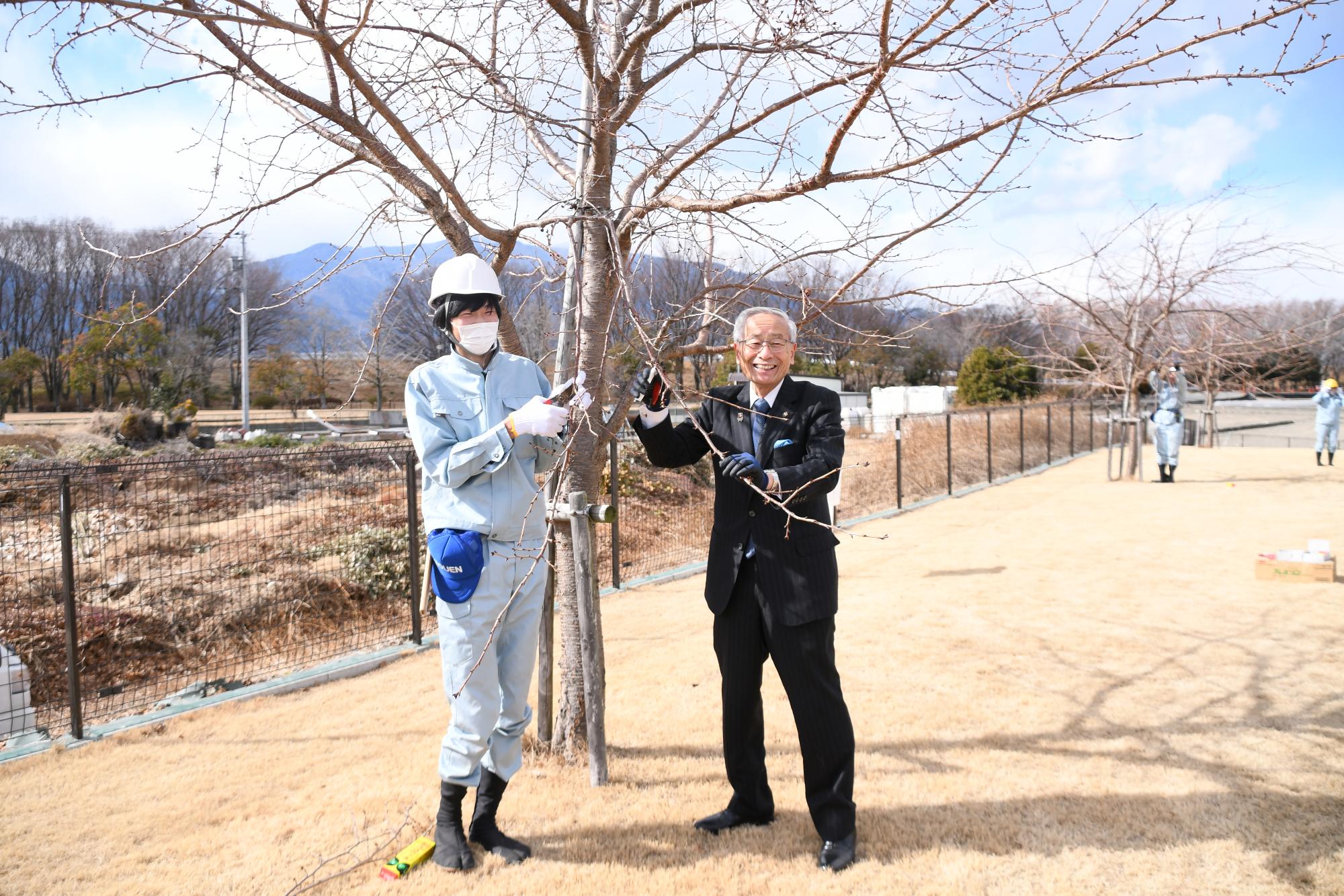 20250204農林高校の生徒がやはた公園の桜をせん定
