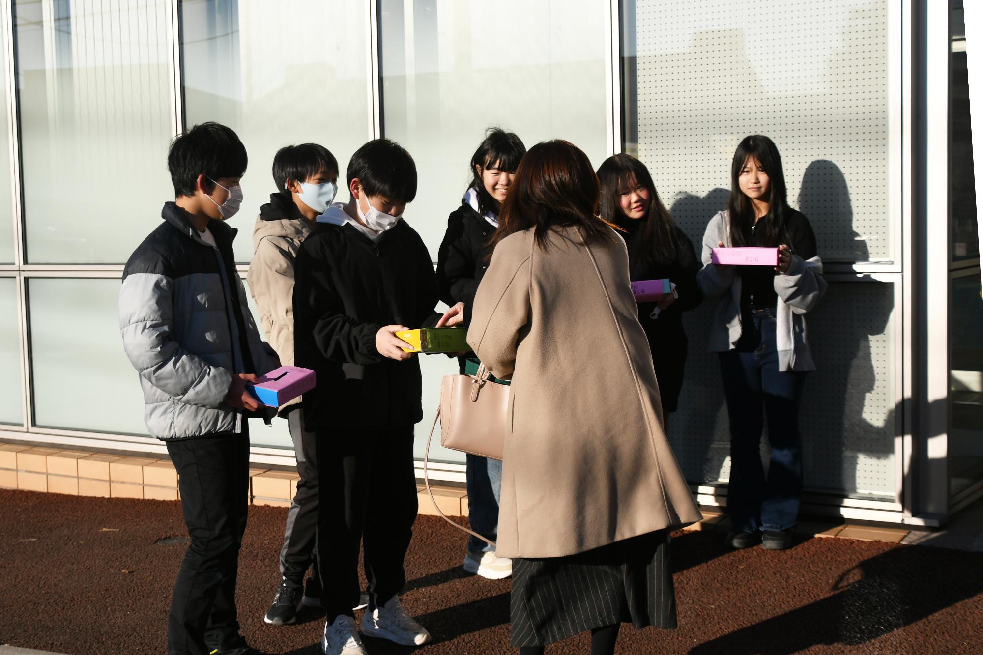 20250206竜王小学校6年生が募金活動を行いました