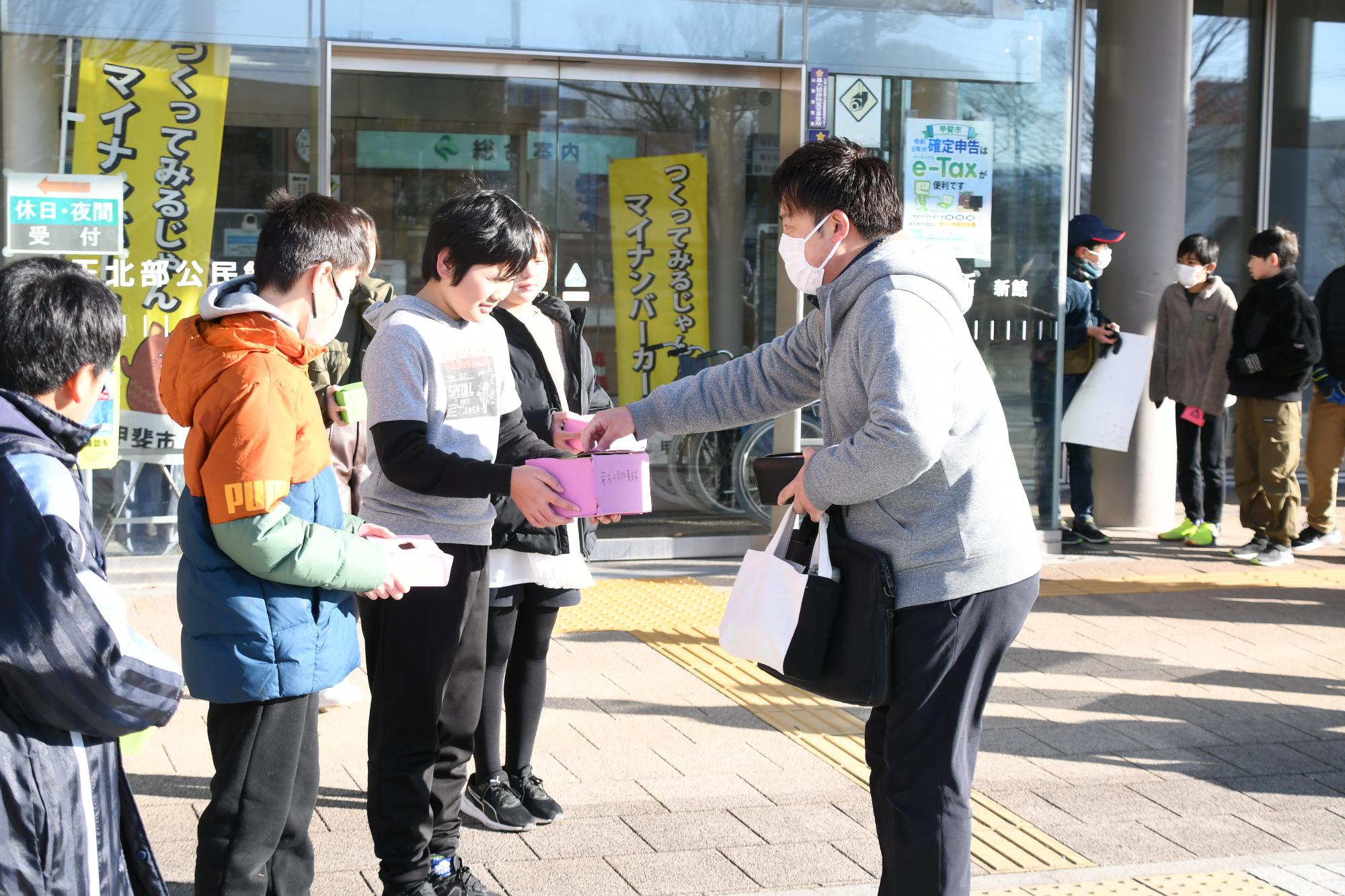 20250206竜王小学校6年生が募金活動を行いました