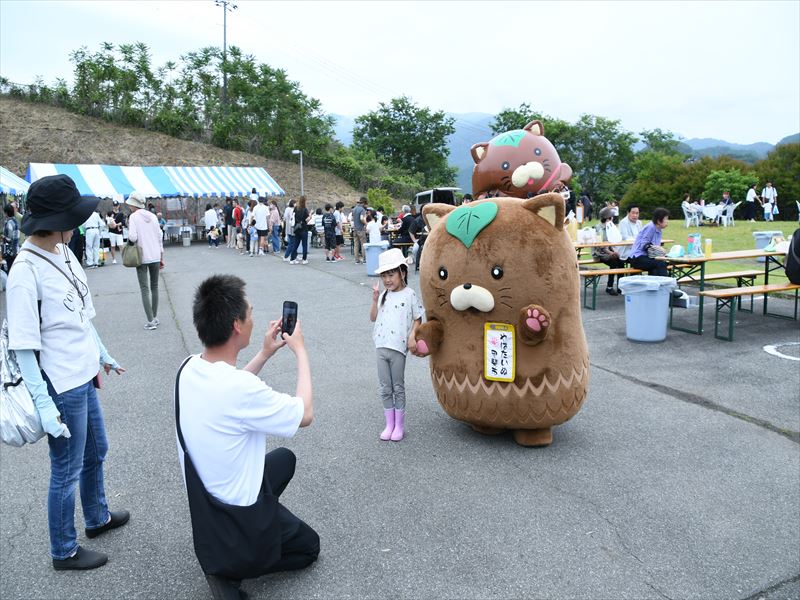やはたいぬと記念撮影、ハイ、ポーズ