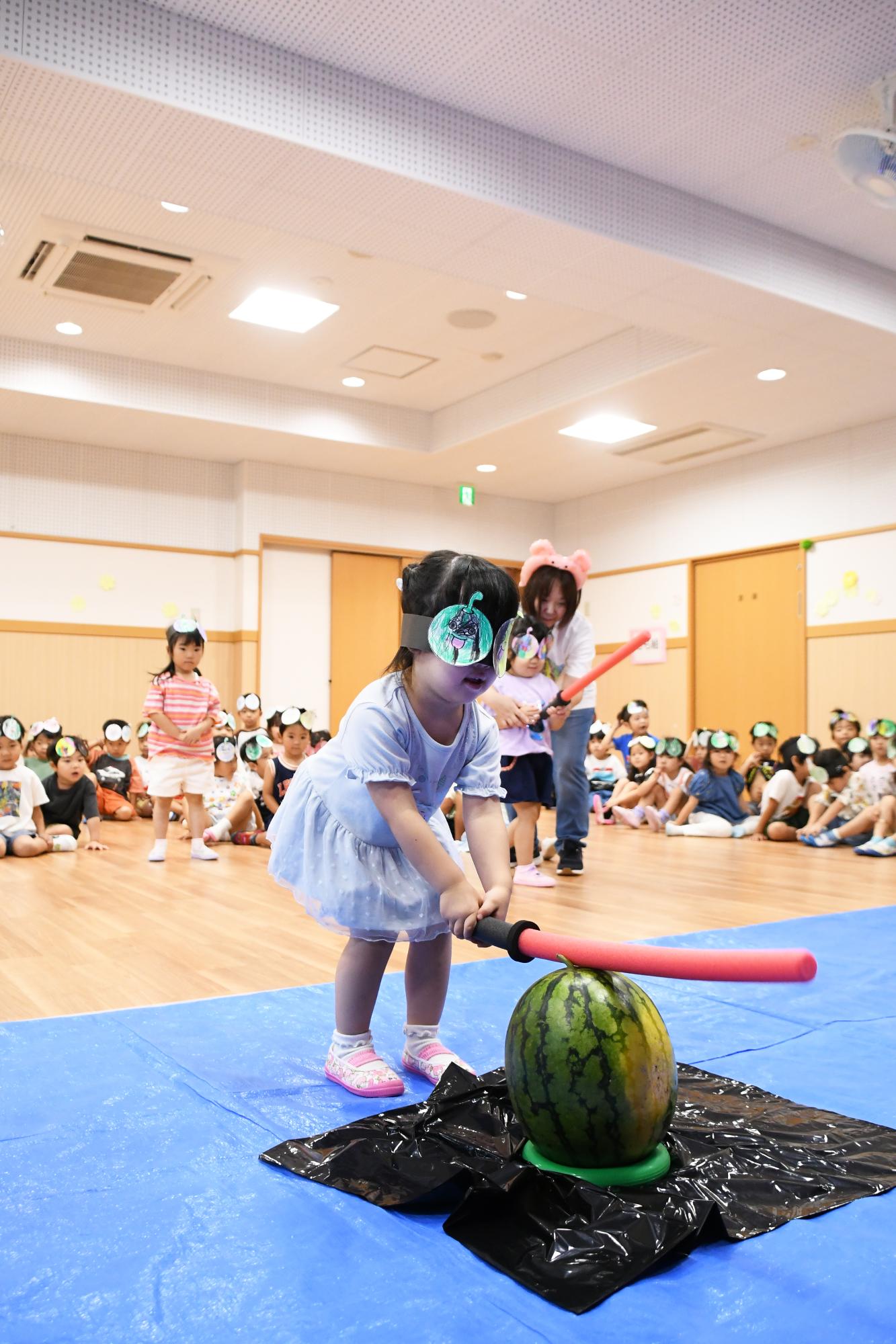 20250724双葉西保育園すいか割り