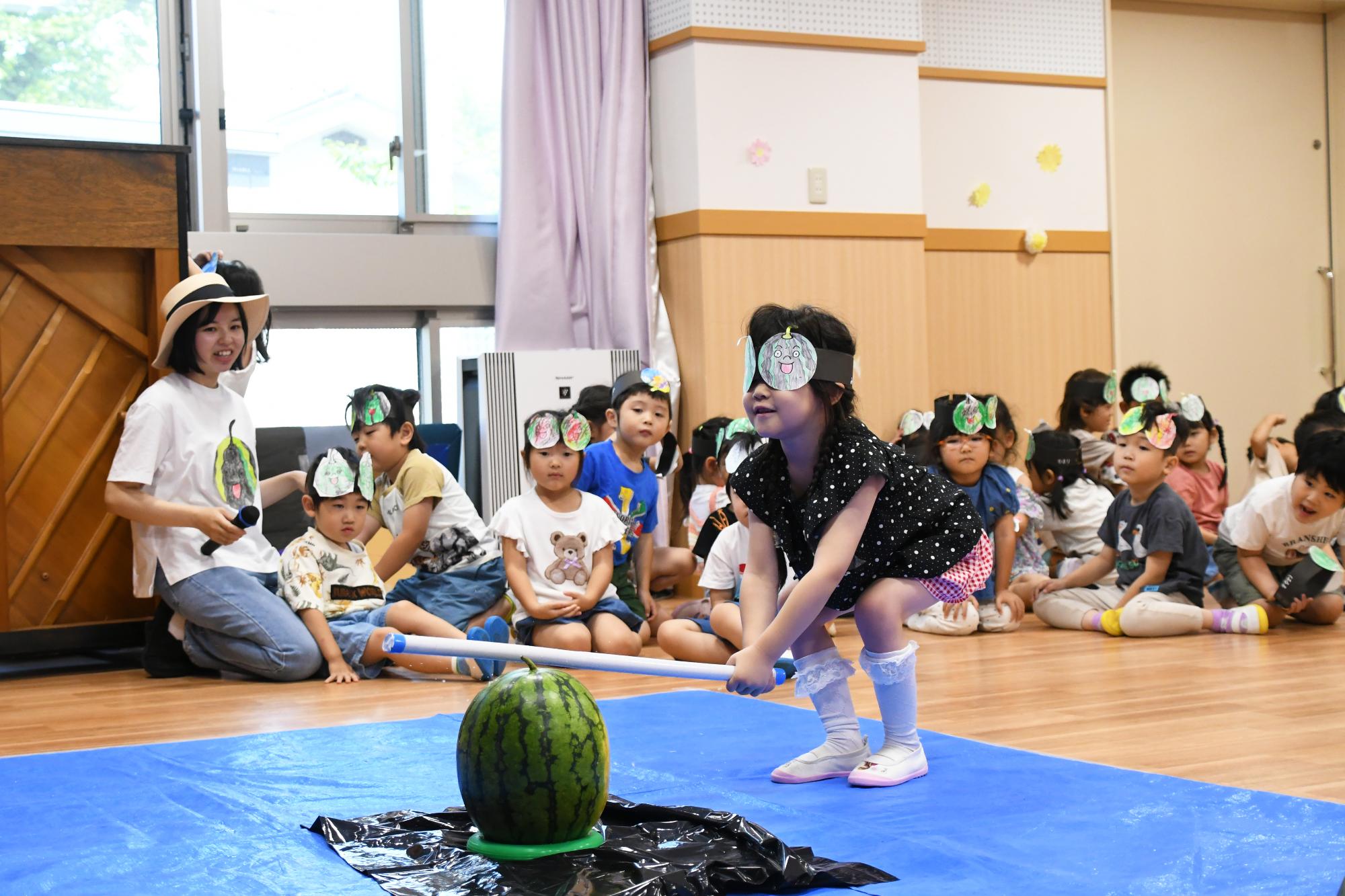 20250724双葉西保育園すいか割り
