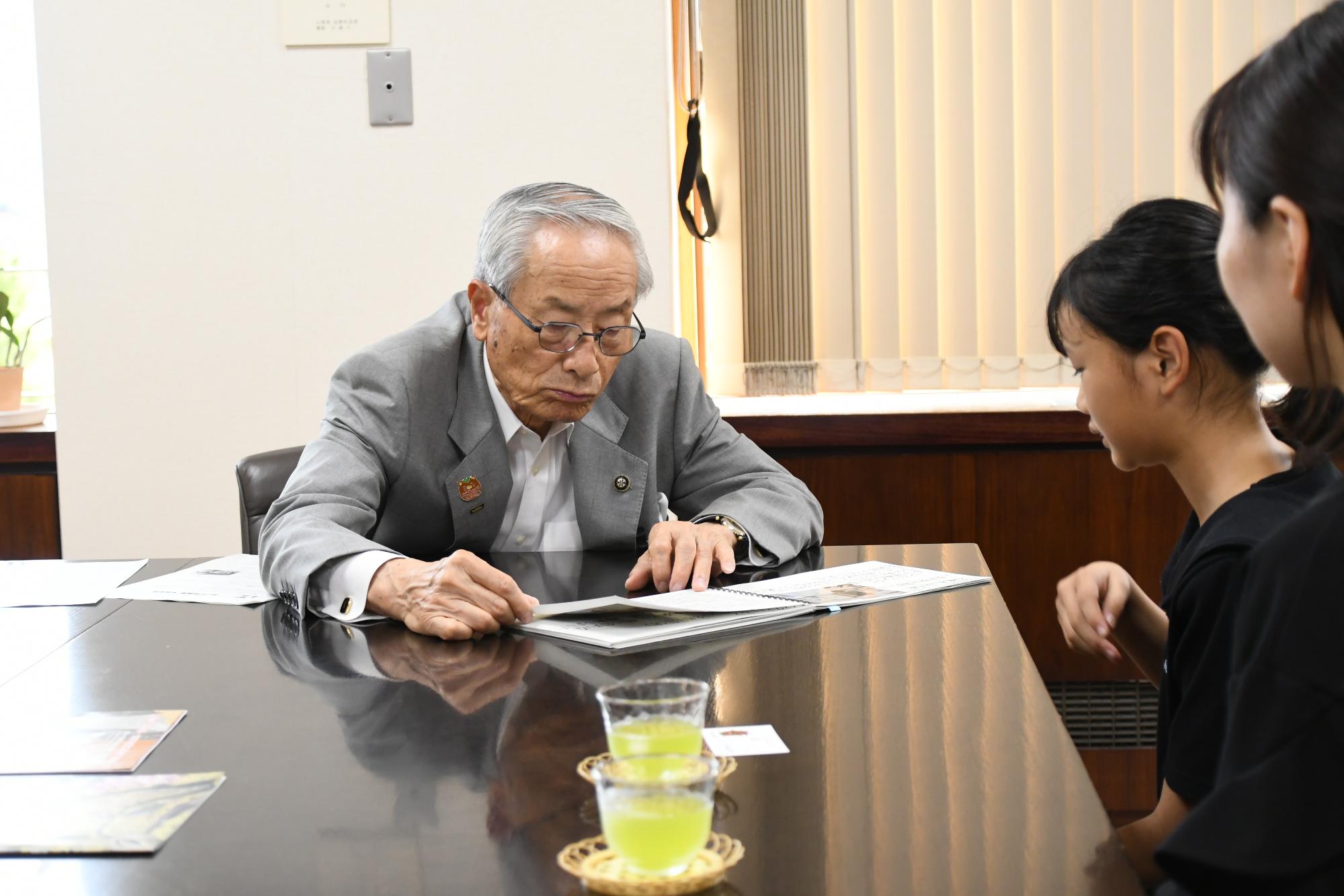 20250826親子記者が保坂市長に活動報告をしました
