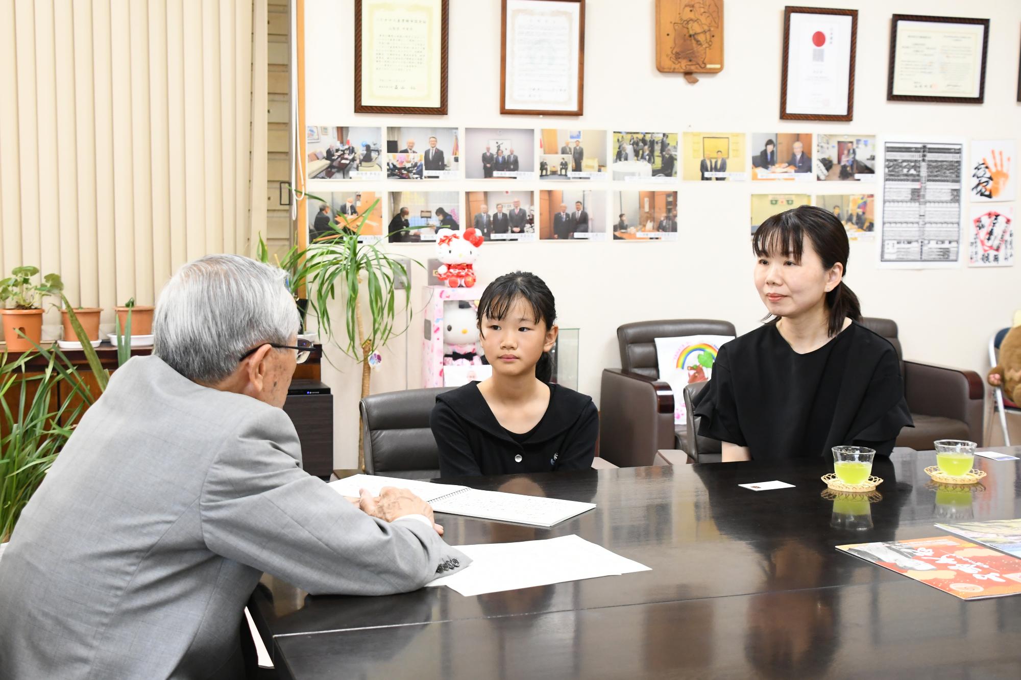 20250826親子記者が保坂市長に活動報告をしました