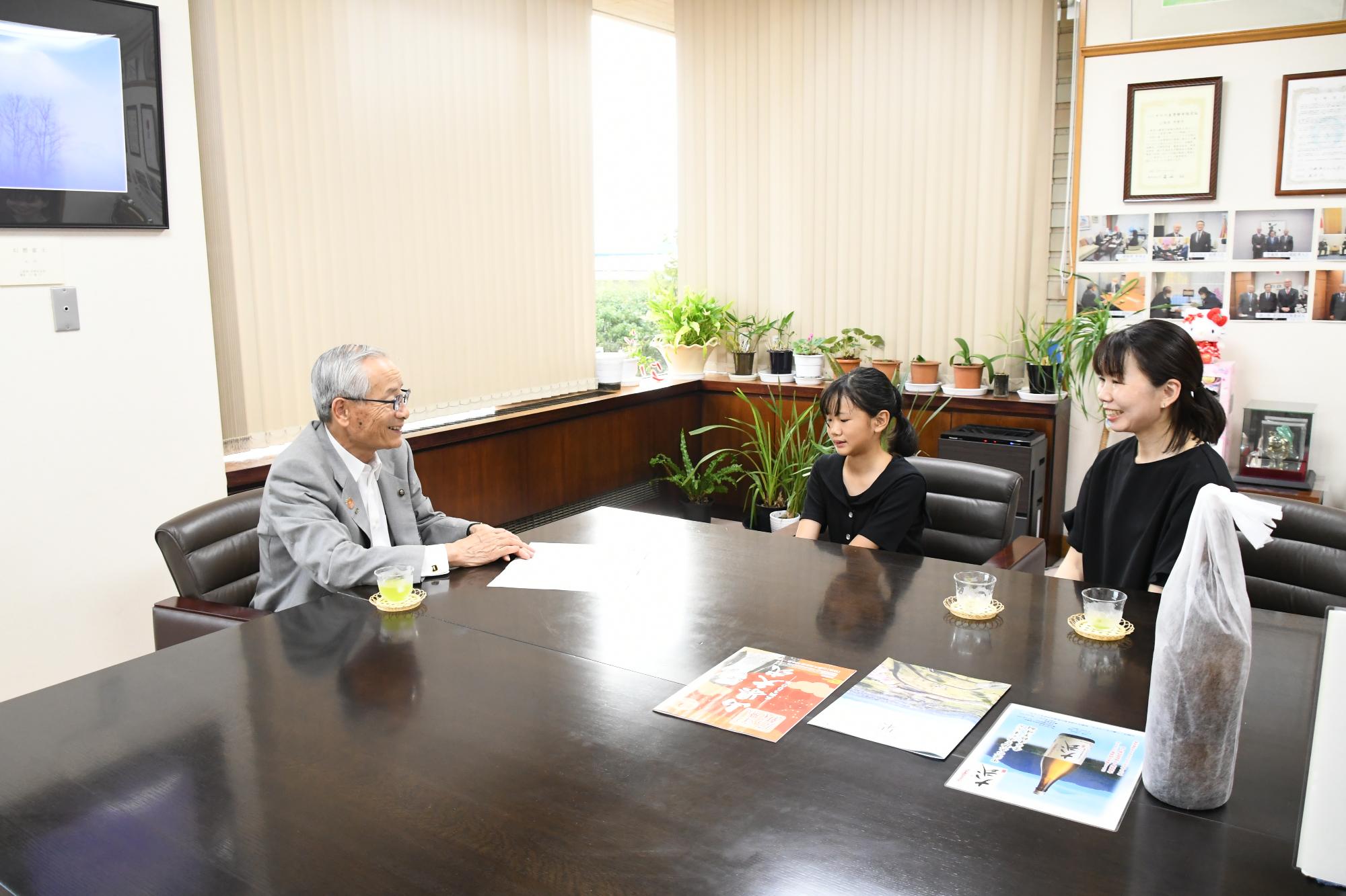 20250826親子記者が保坂市長に活動報告をしました