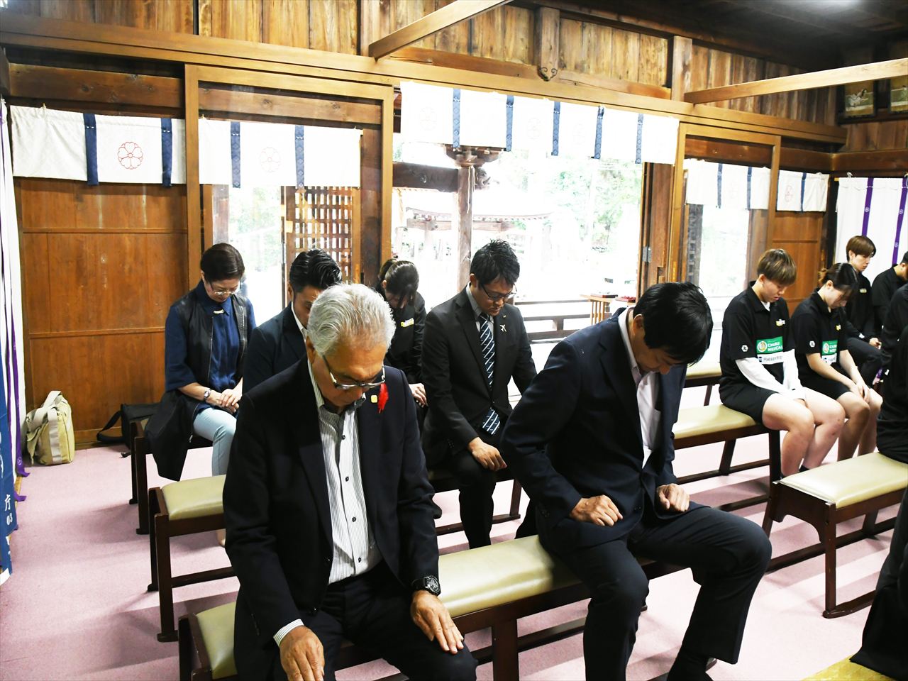 頭を下げて必勝祈願