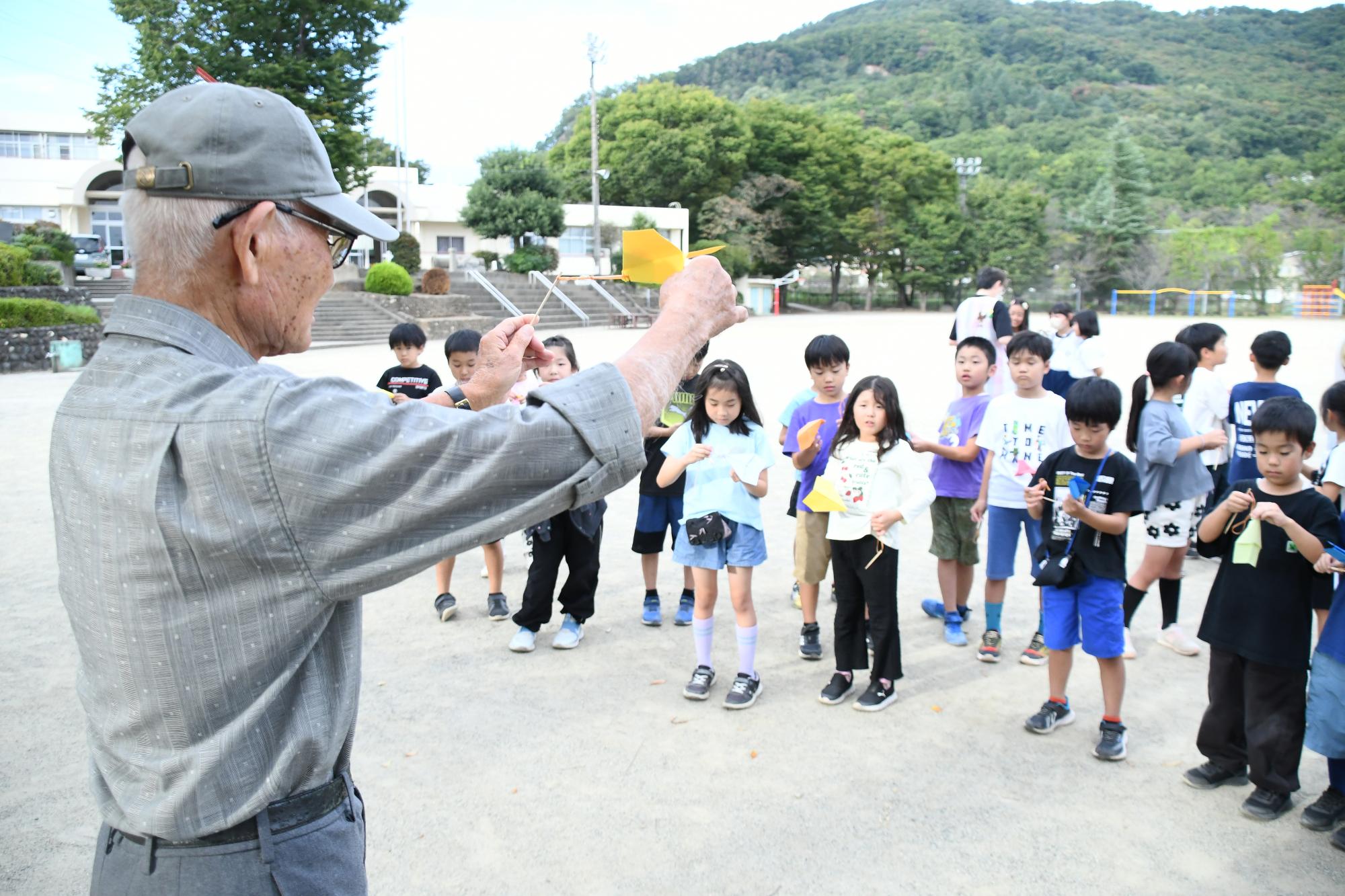 20251008敷島なかよし児童館竹とんぼと紙飛行機教室