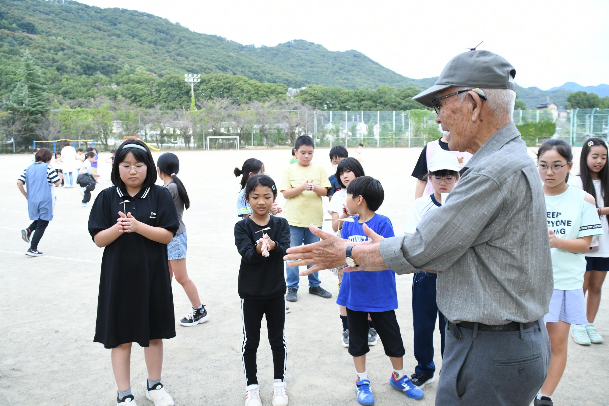 20251008敷島なかよし児童館竹とんぼと紙飛行機教室