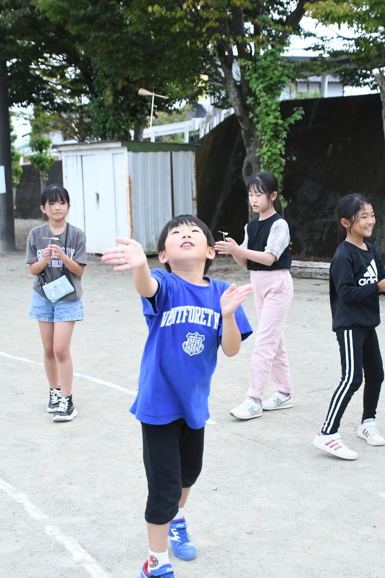20251008敷島なかよし児童館竹とんぼと紙飛行機教室