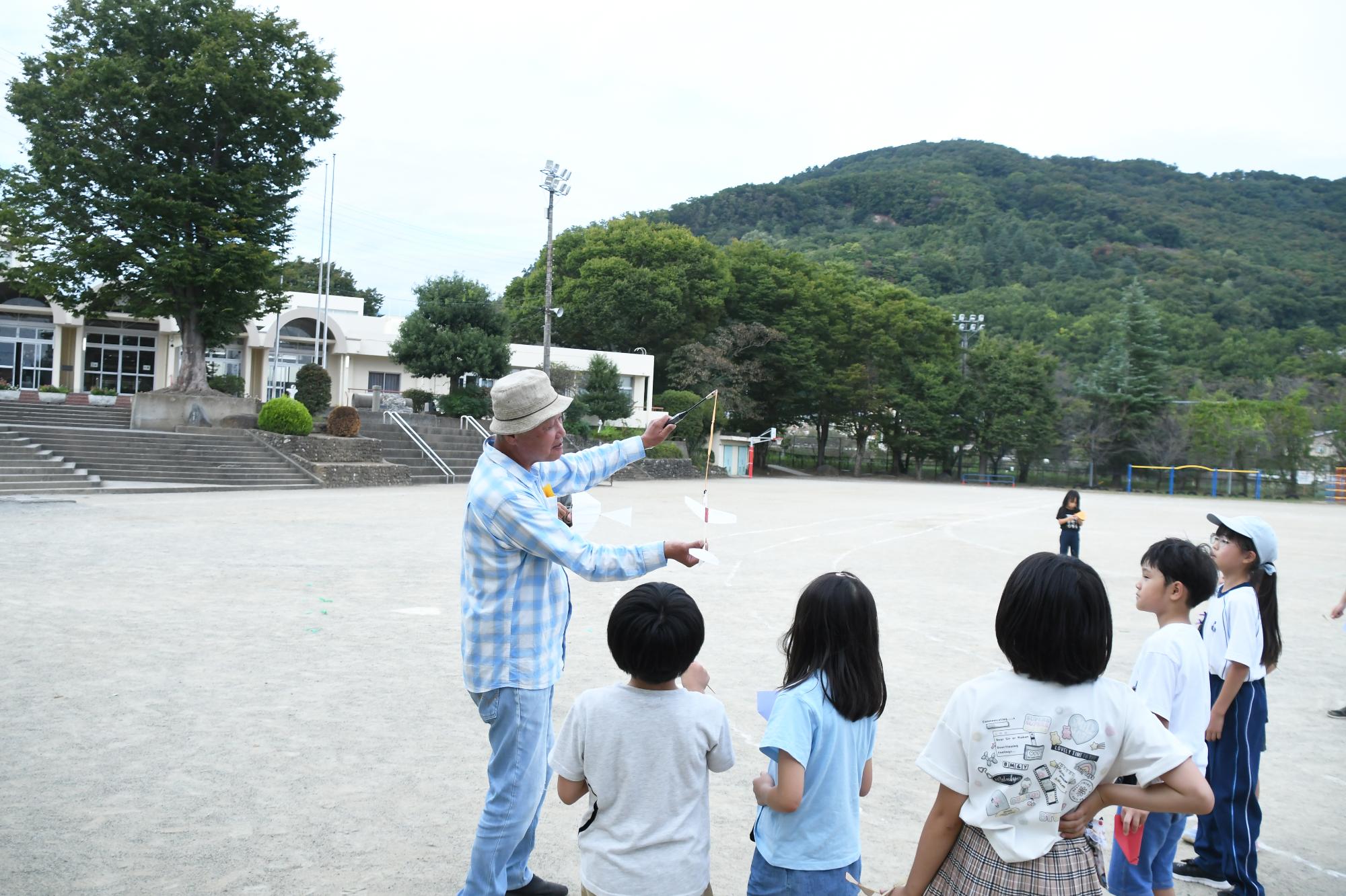 20251008敷島なかよし児童館竹とんぼと紙飛行機教室