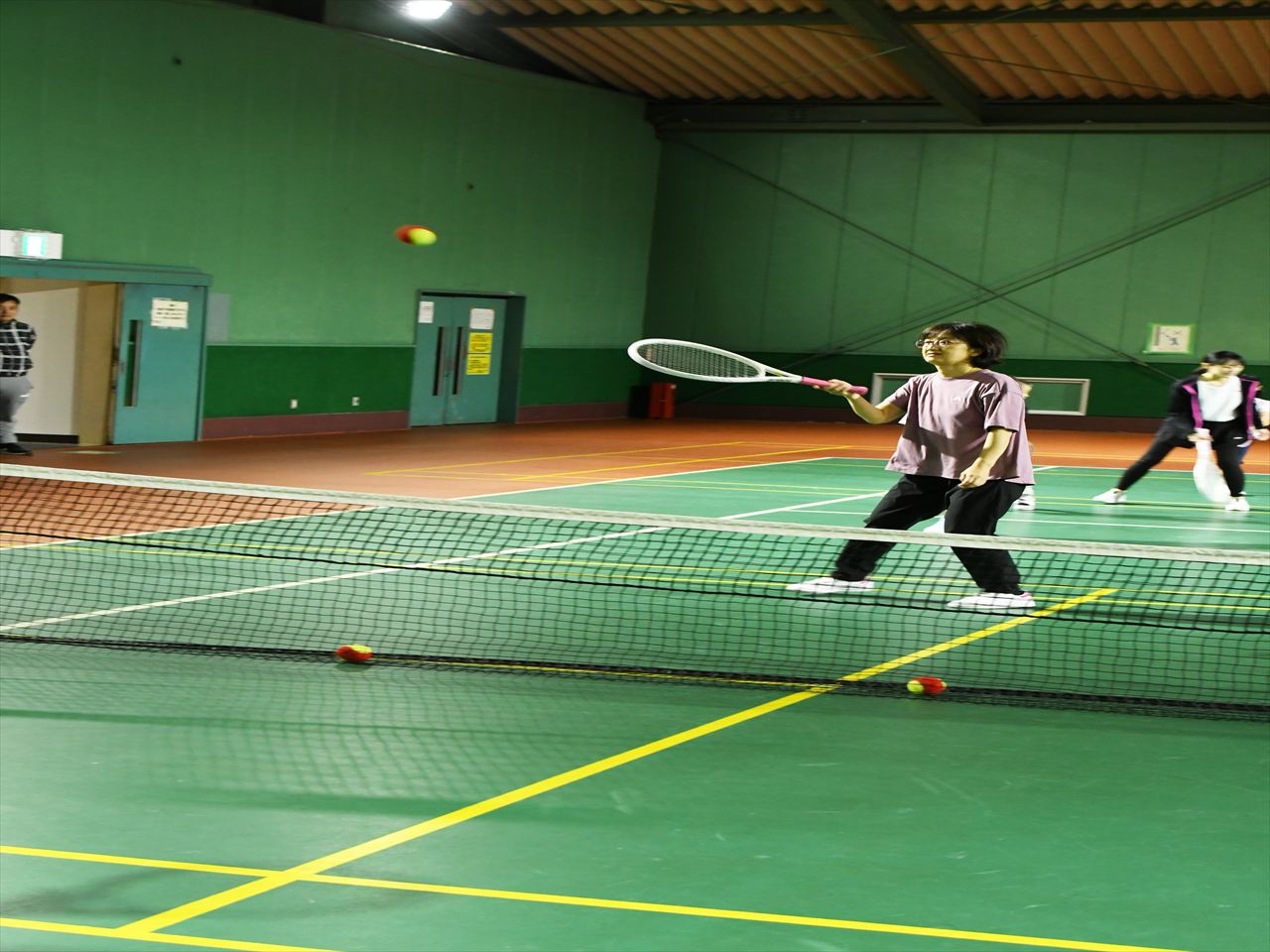 ネット際でボレー