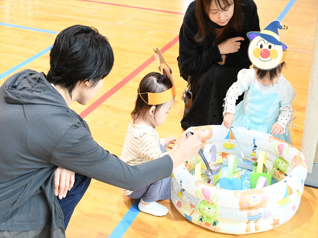 お玉でおかしすくい