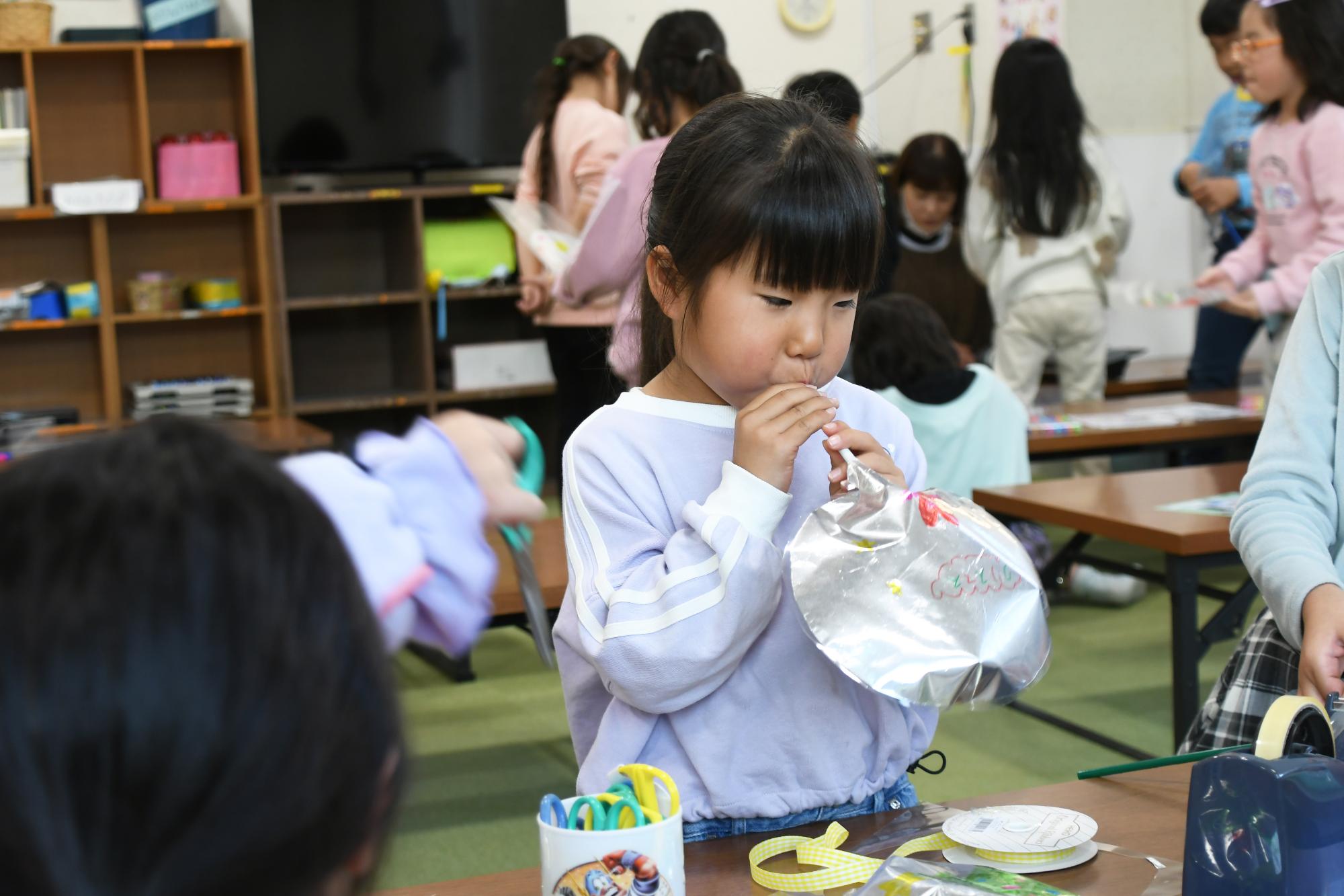 20251210敷島みなみ児童館クリスマスバルーン作り