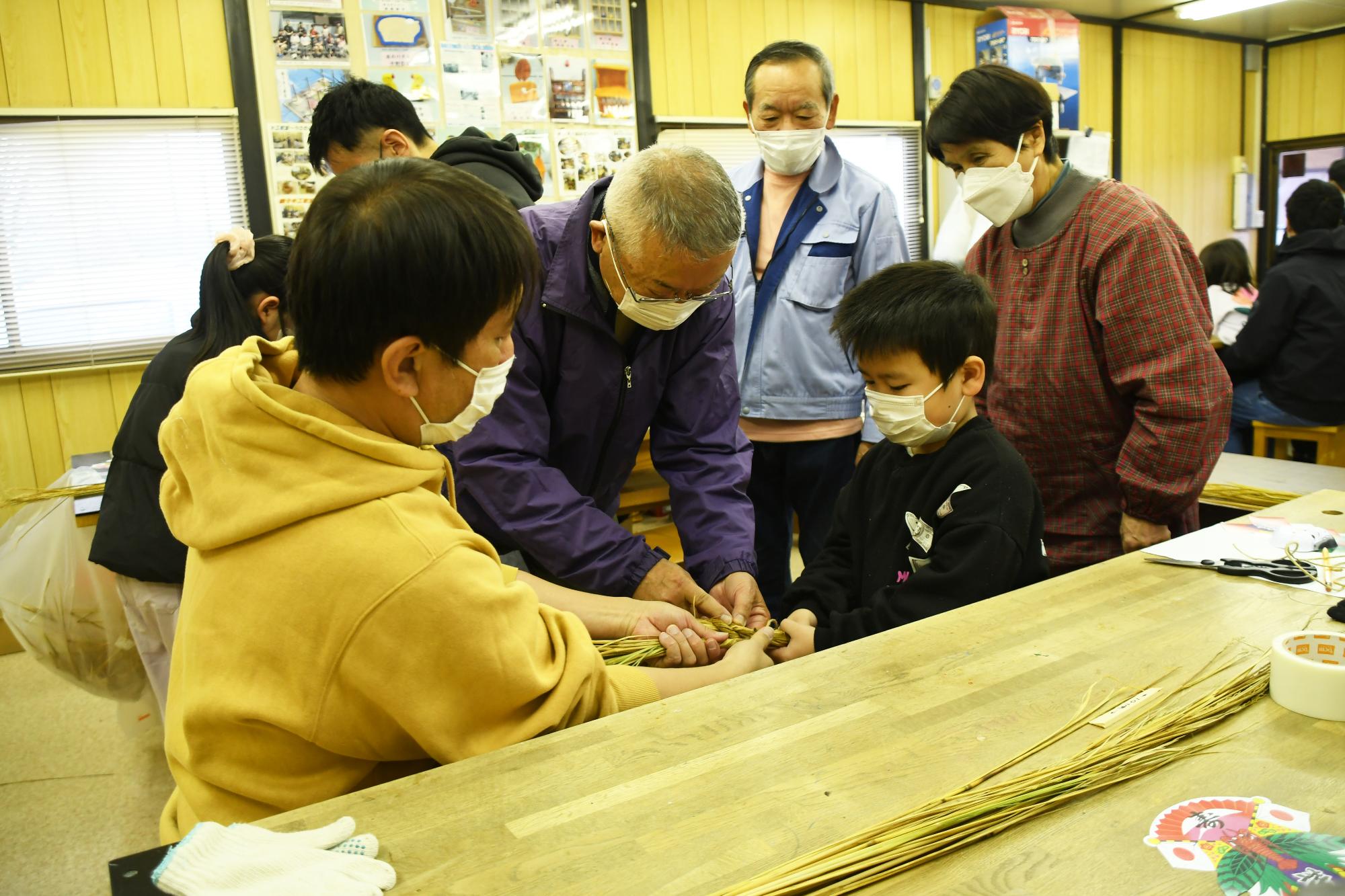 20251221竜王南部公民館親子でしめ縄飾り