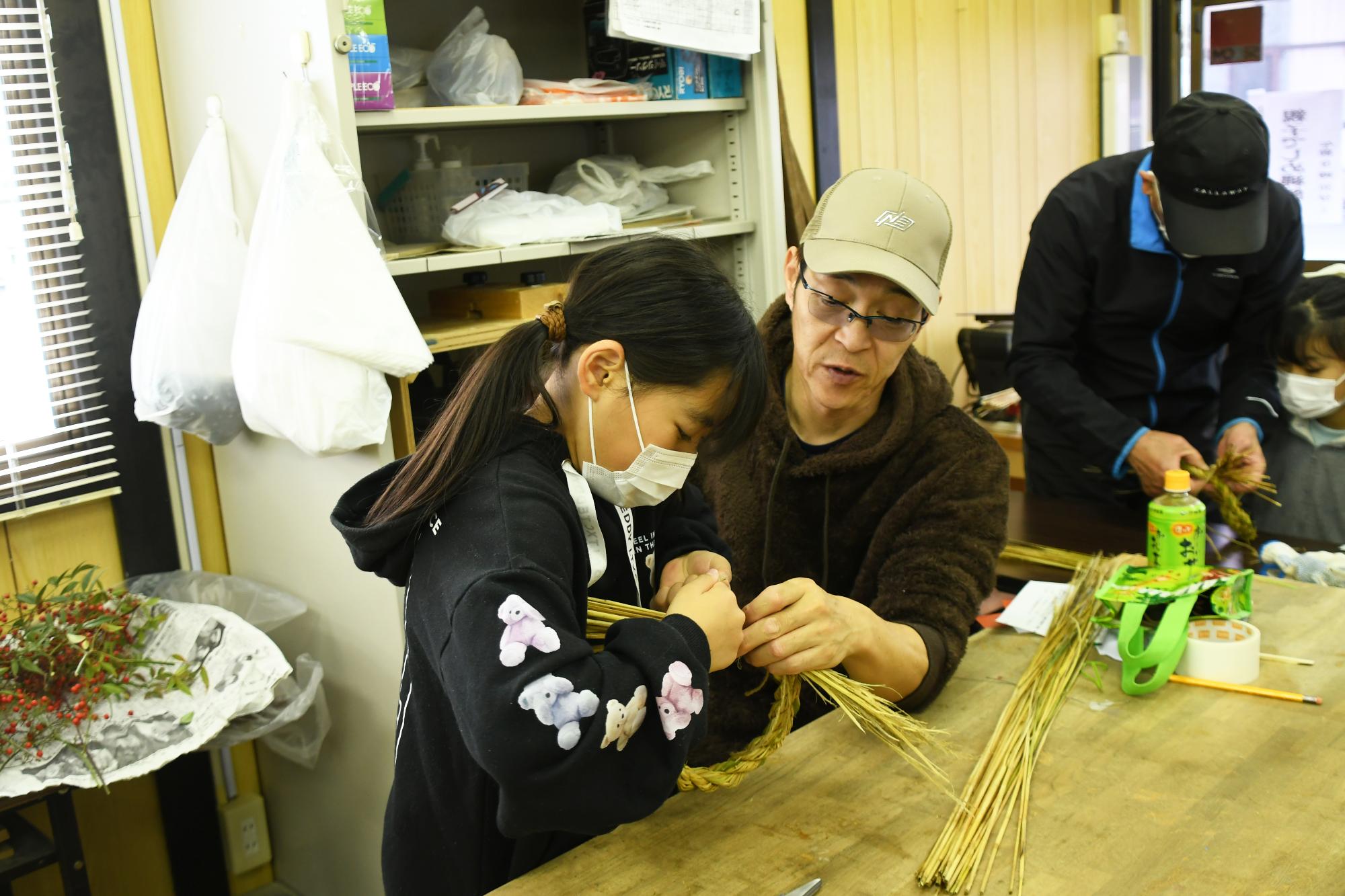 20251221竜王南部公民館親子でしめ縄飾り