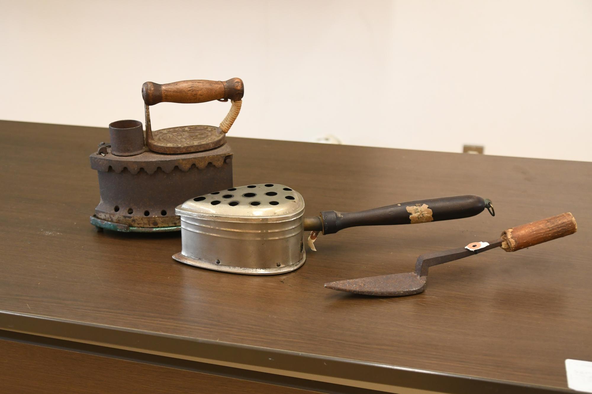 昔のアイロンの写真