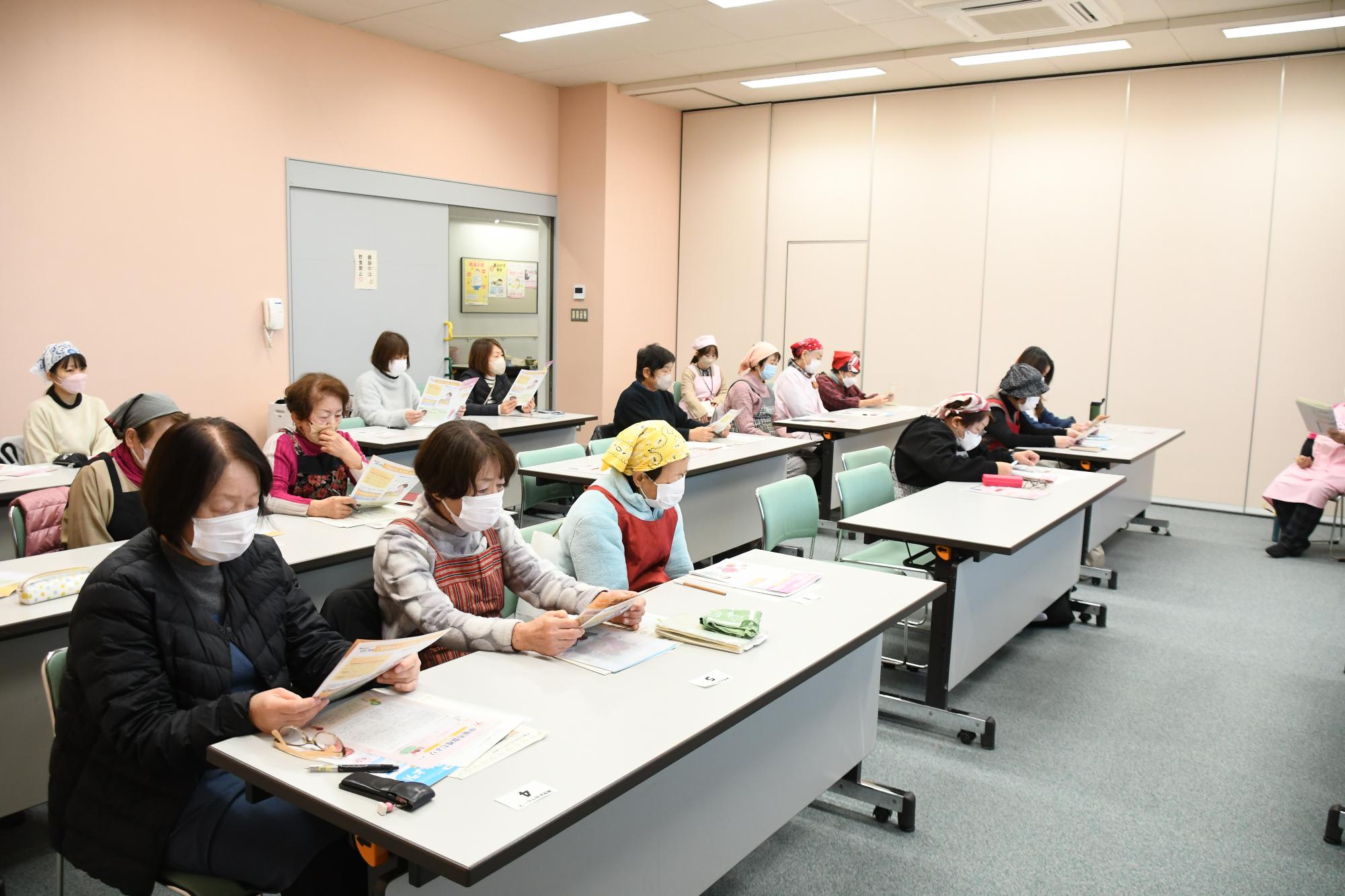 講義を受ける参加者たち