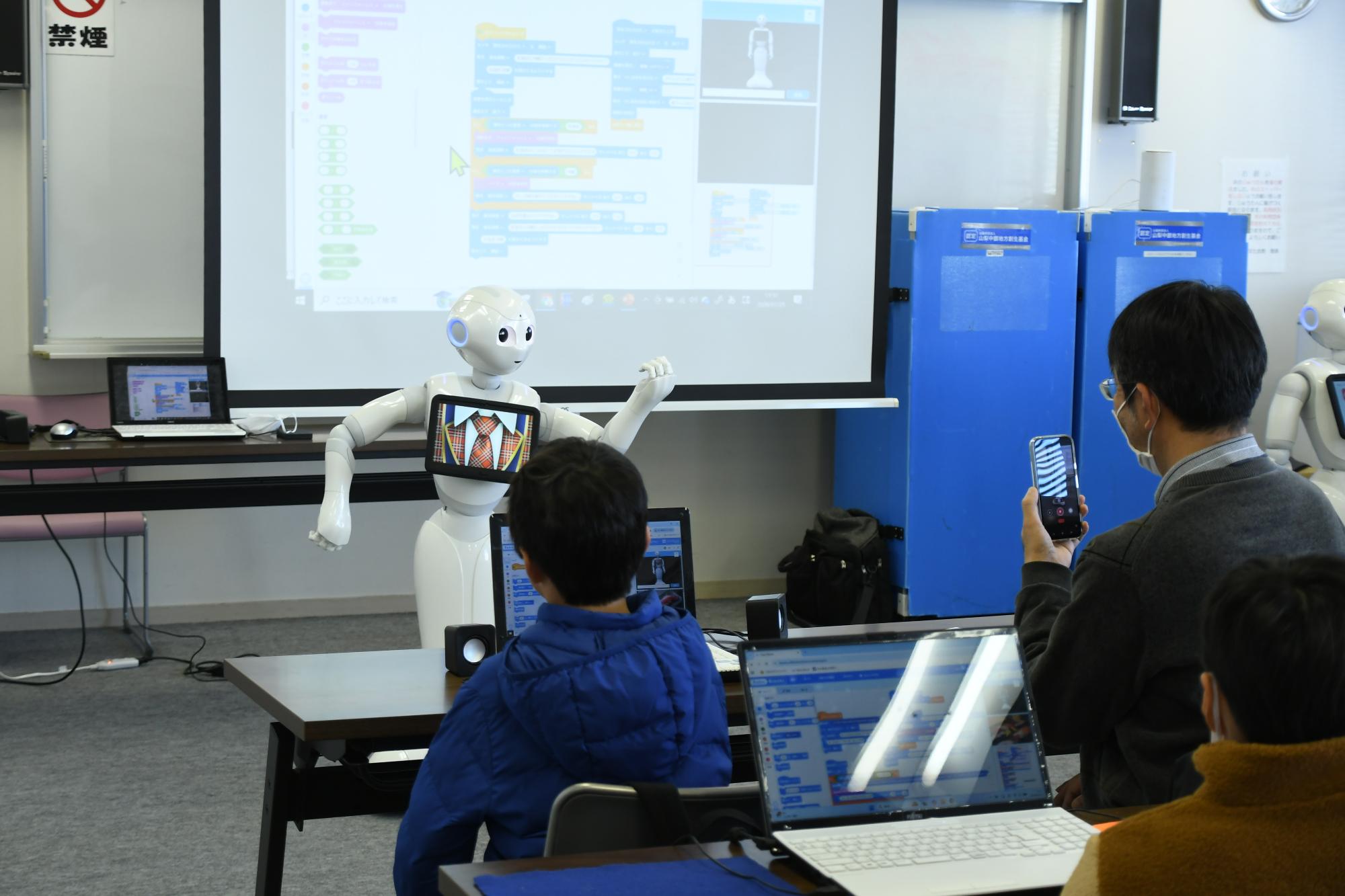 ダンスするロボットのペッパー君