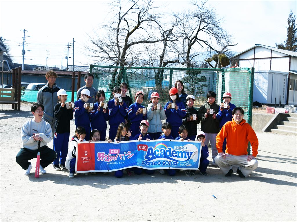 みんなでお土産を手に記念撮影