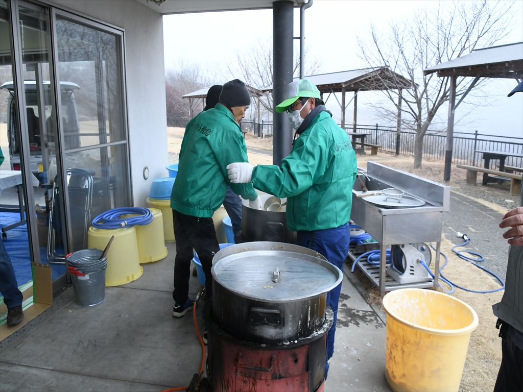 豆を早朝から煮ています