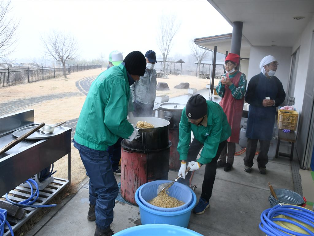 豆をざるに移して水を切ります
