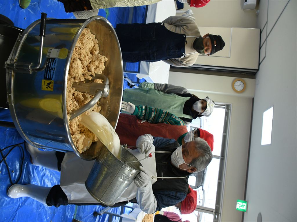 冷ました大豆をかくはん機に移し、塩、麹、大豆の煮汁を混ぜていきます