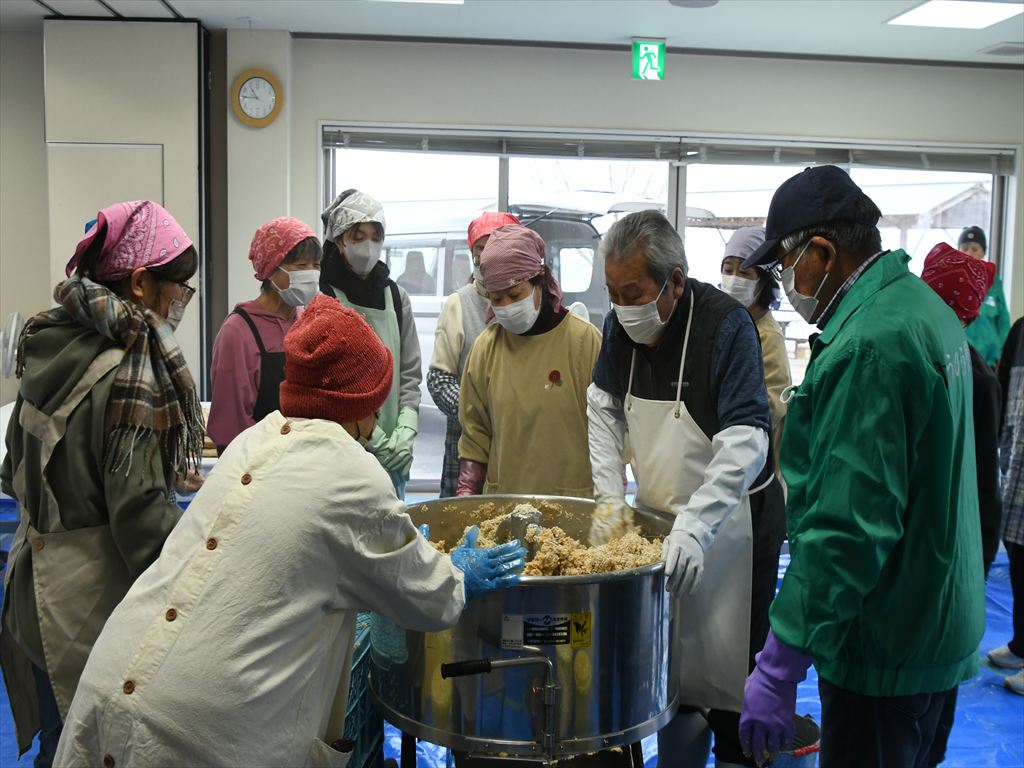 第2弾みそだねづくり、かくはん機で混ぜていきます