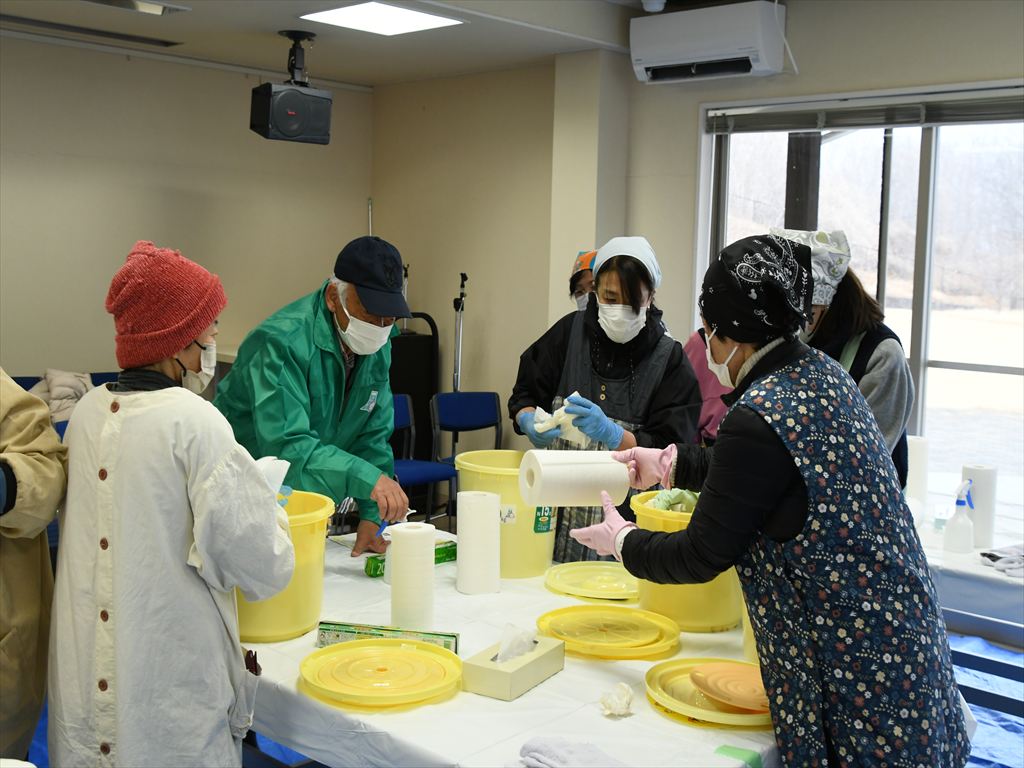 空気を良く抜いて、封をしたらふたを閉めてさらに封をし、8か月寝かせて完成です