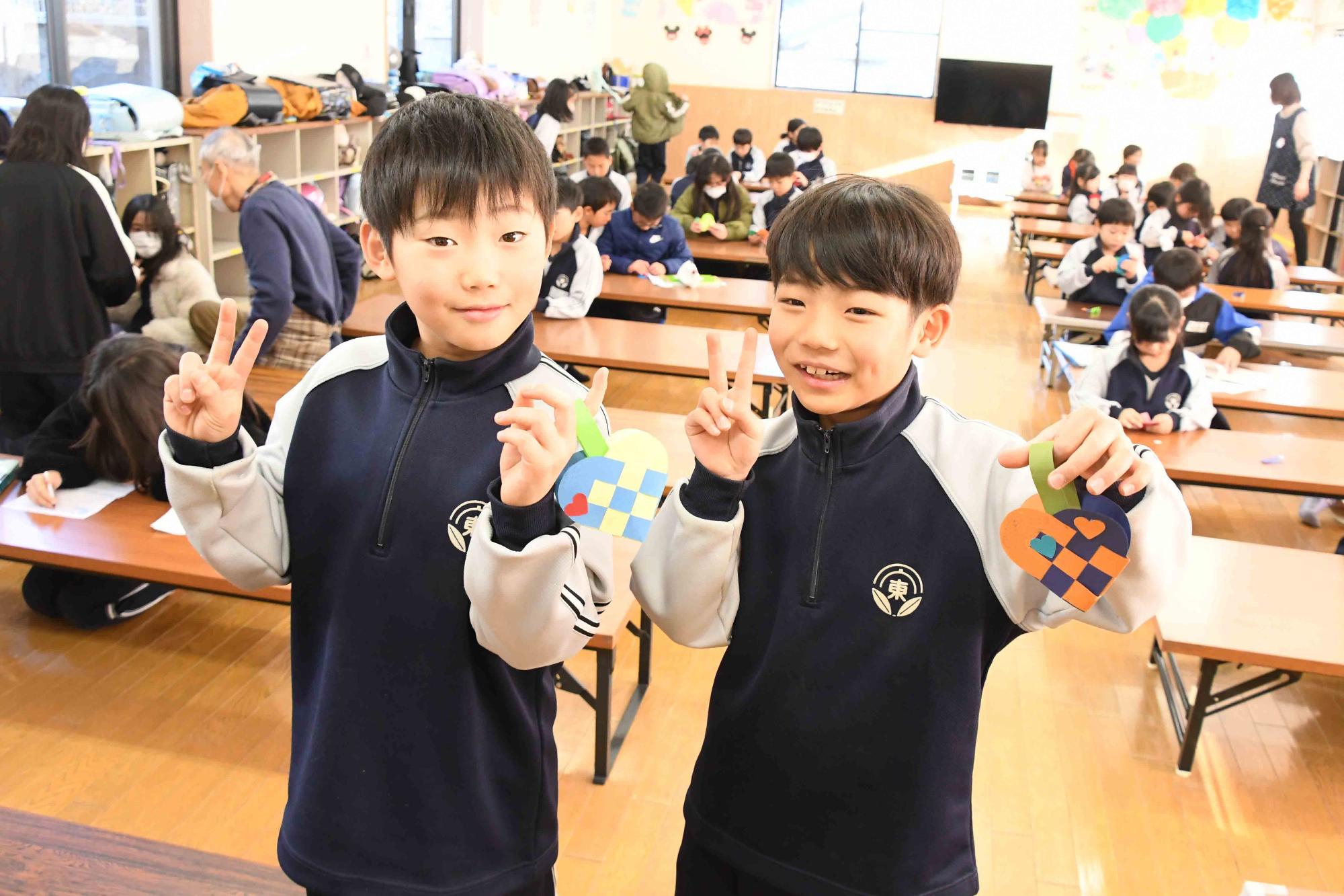 上手にできたよ、二人とも嬉しそうにピースサイン