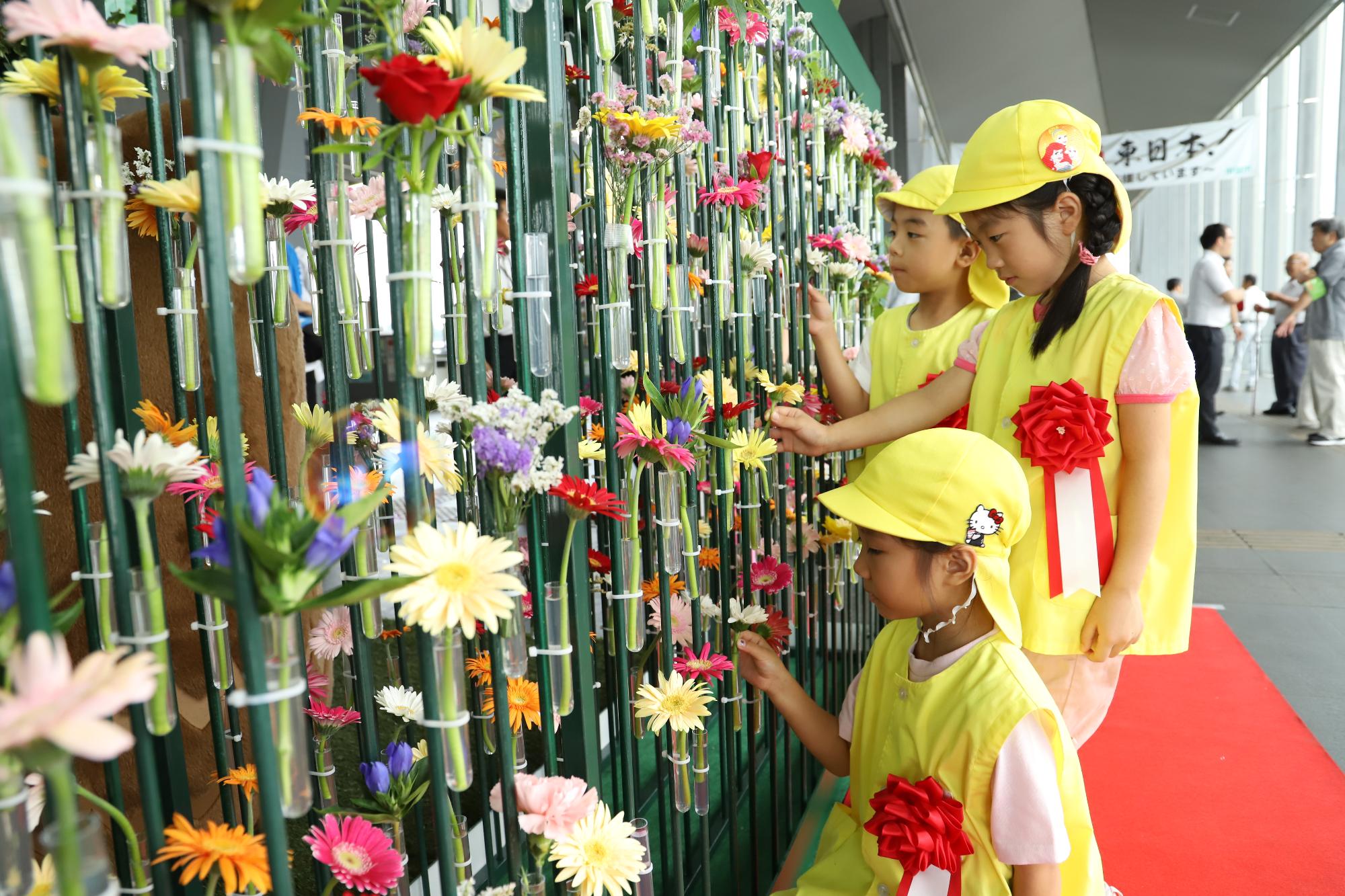 代表の園児が花を挿しています