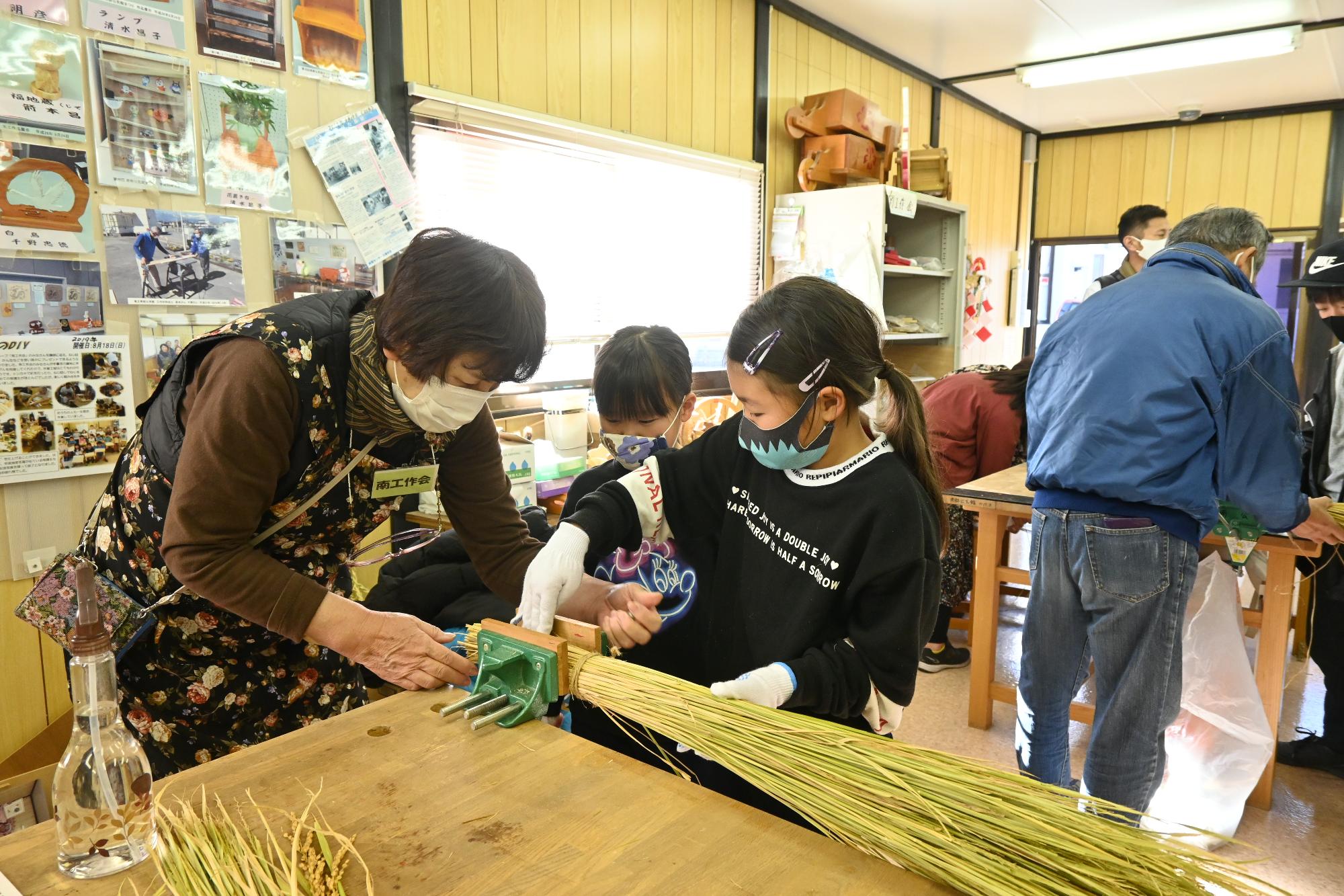 親子でしめ縄作り