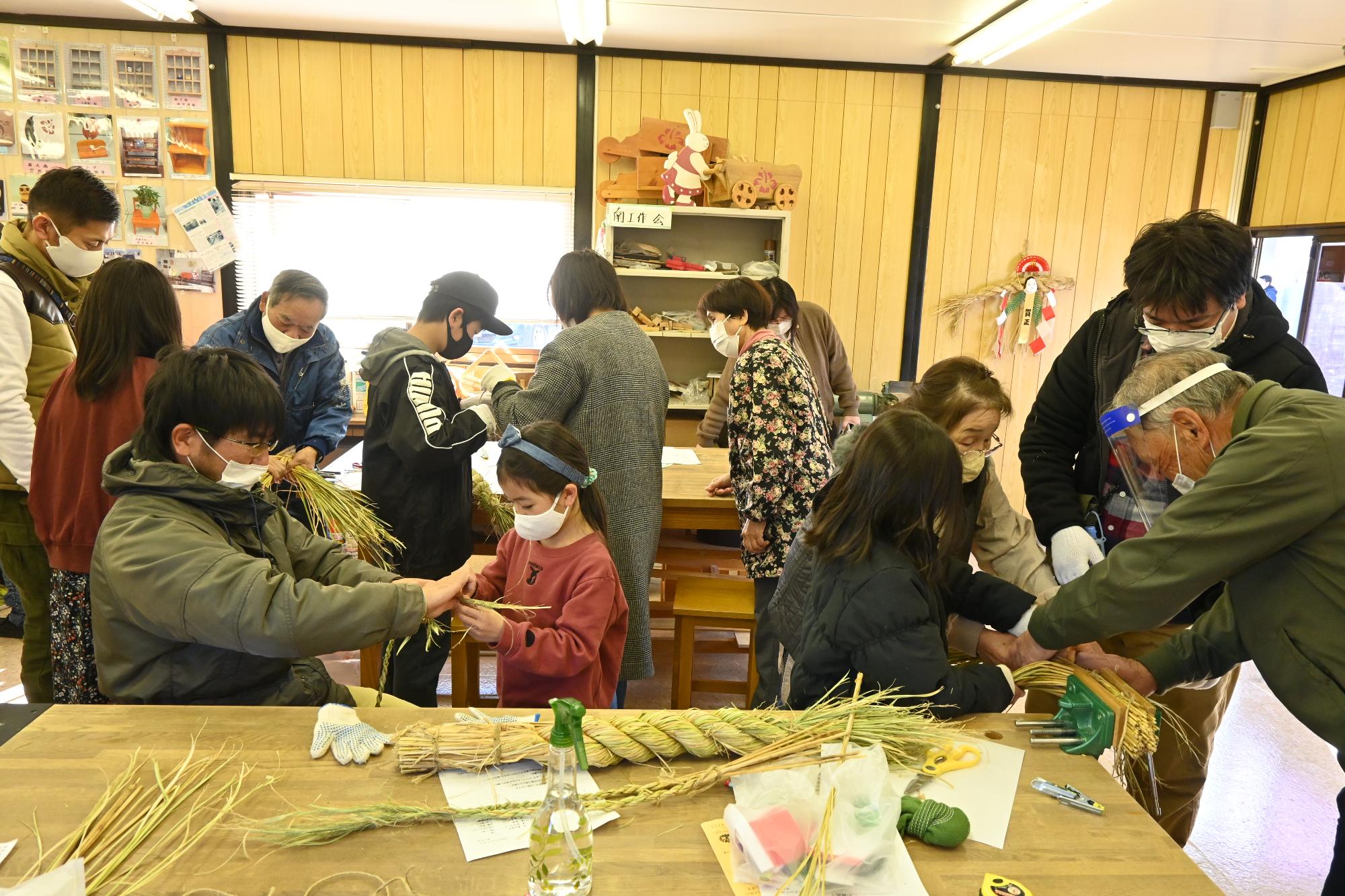 親子でしめ縄作り