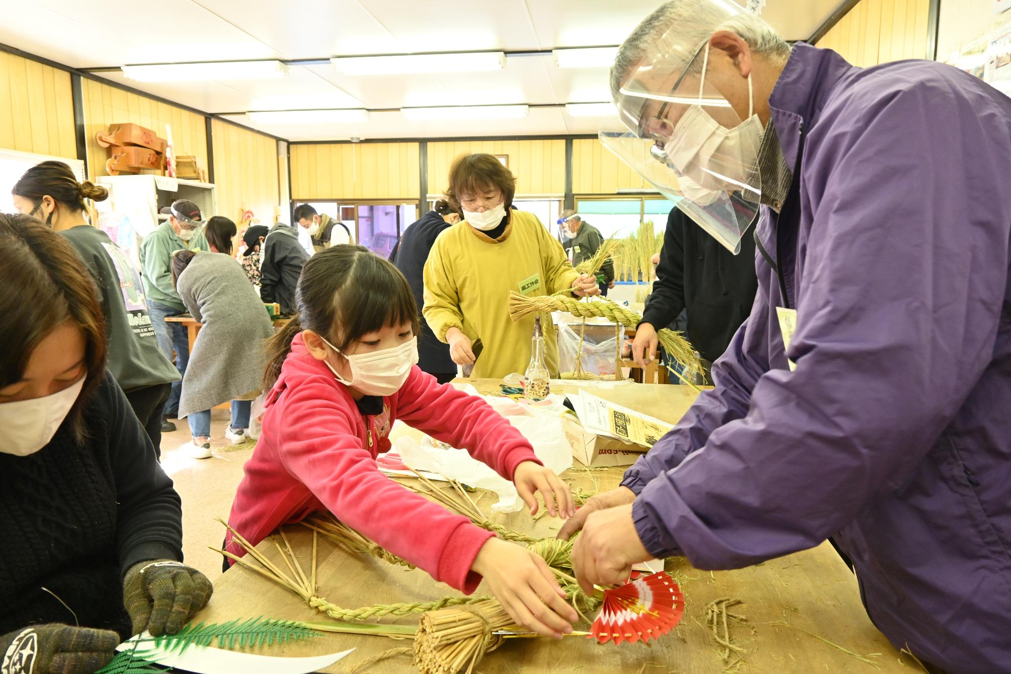 親子でしめ縄作り