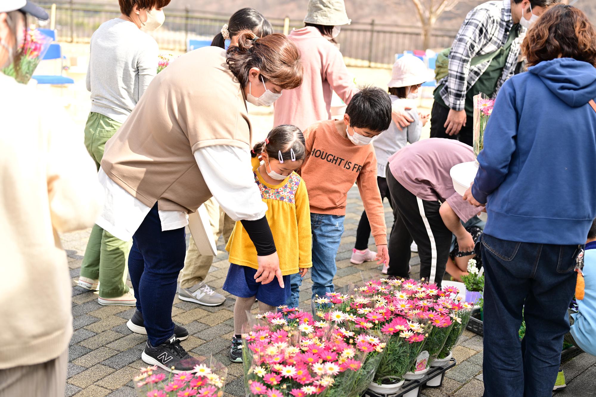 親子ふれ愛寄せ植え教室