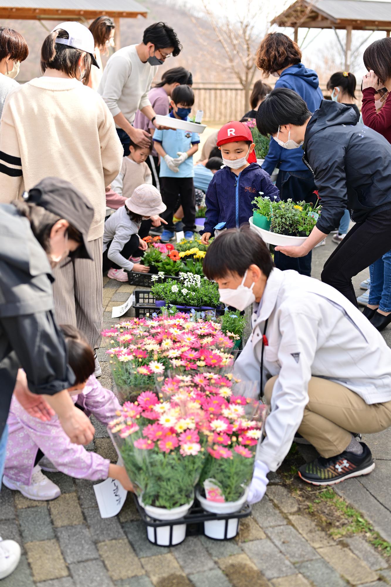 親子ふれ愛寄せ植え教室