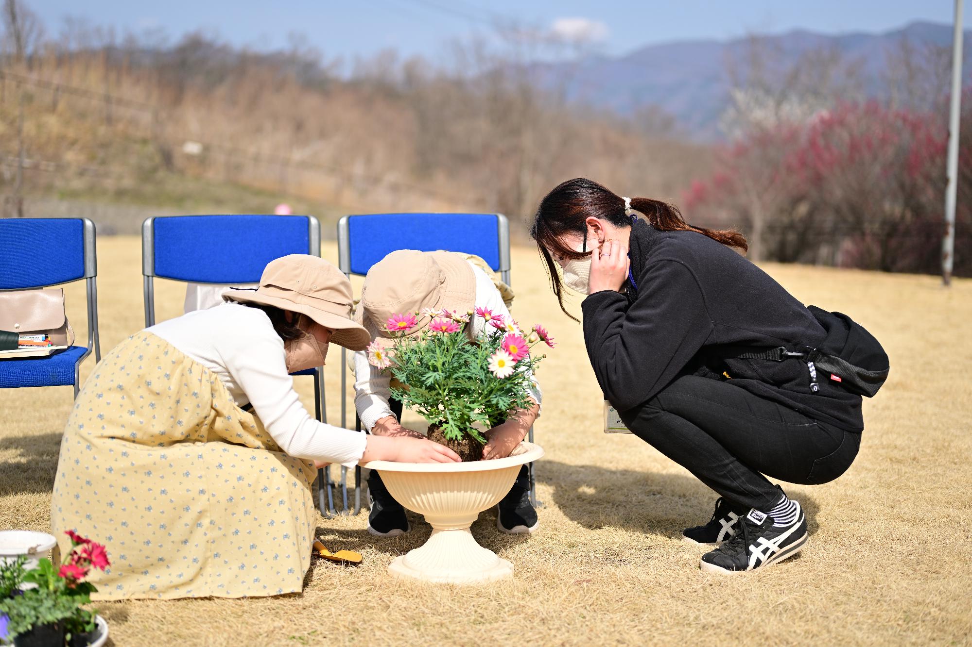 親子ふれ愛寄せ植え教室