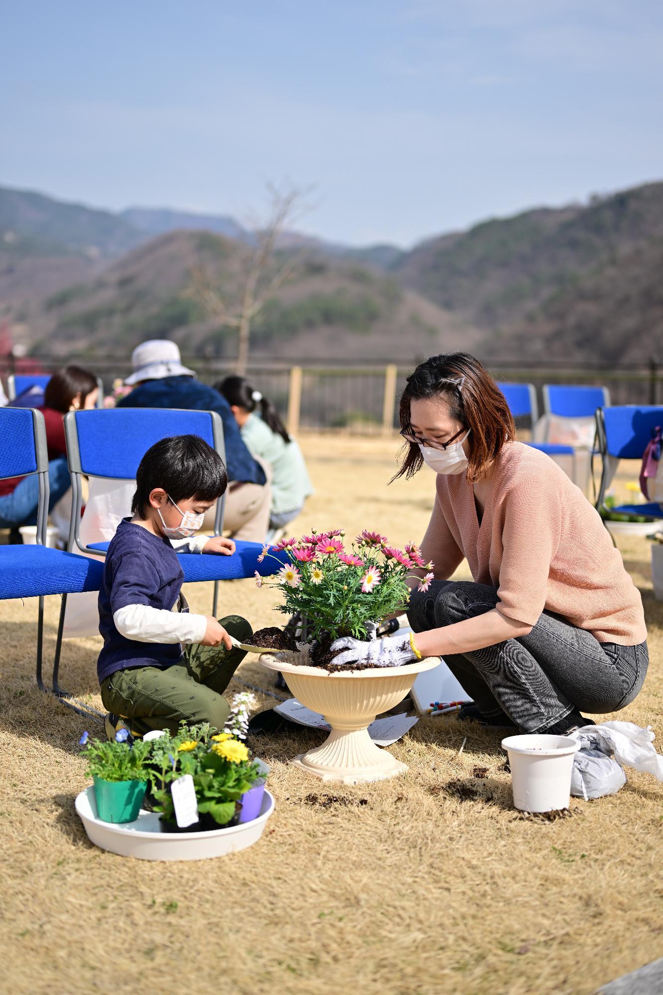 親子ふれ愛寄せ植え教室