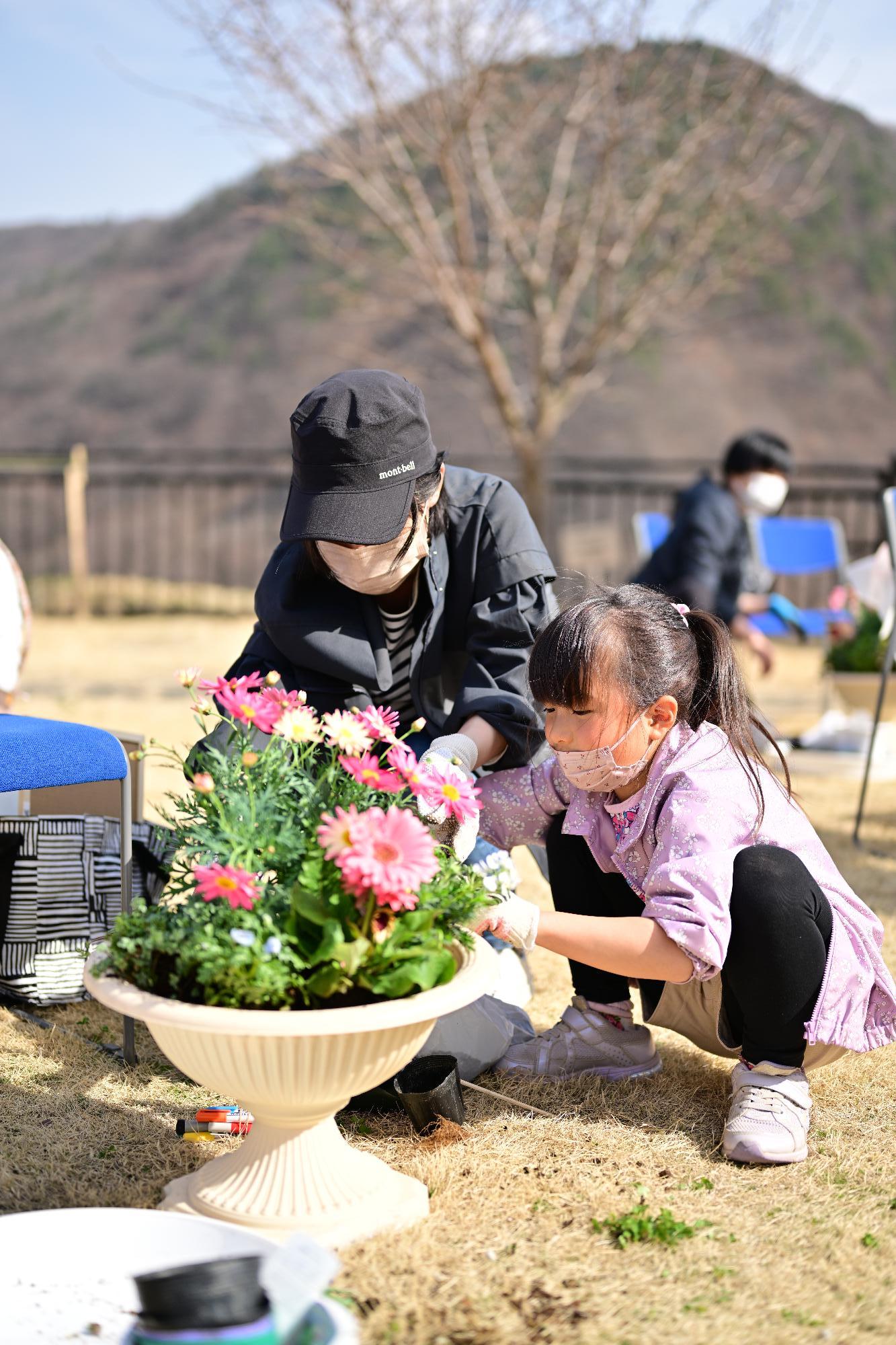 親子ふれ愛寄せ植え教室