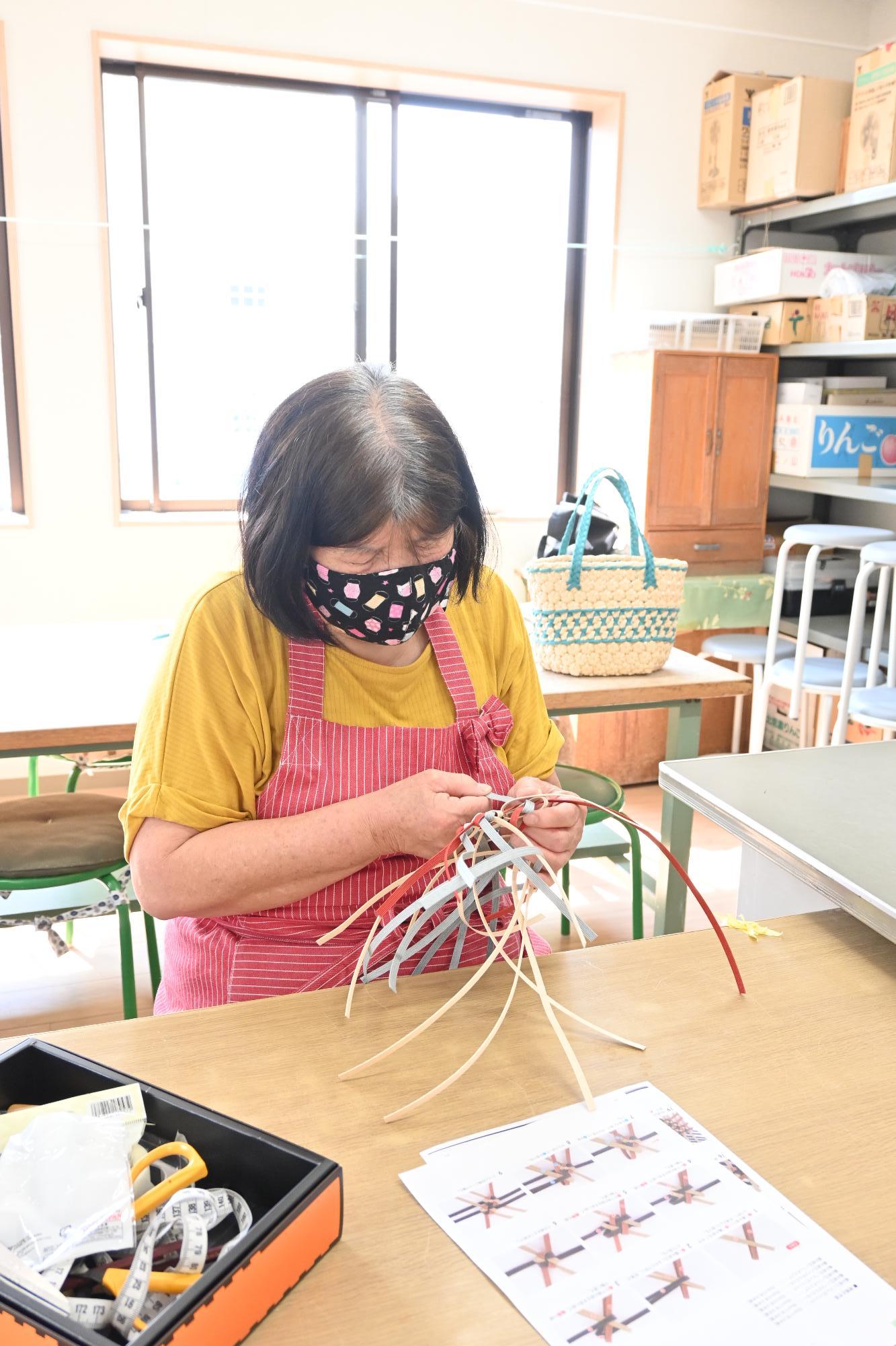 花結びで鍋敷き作成