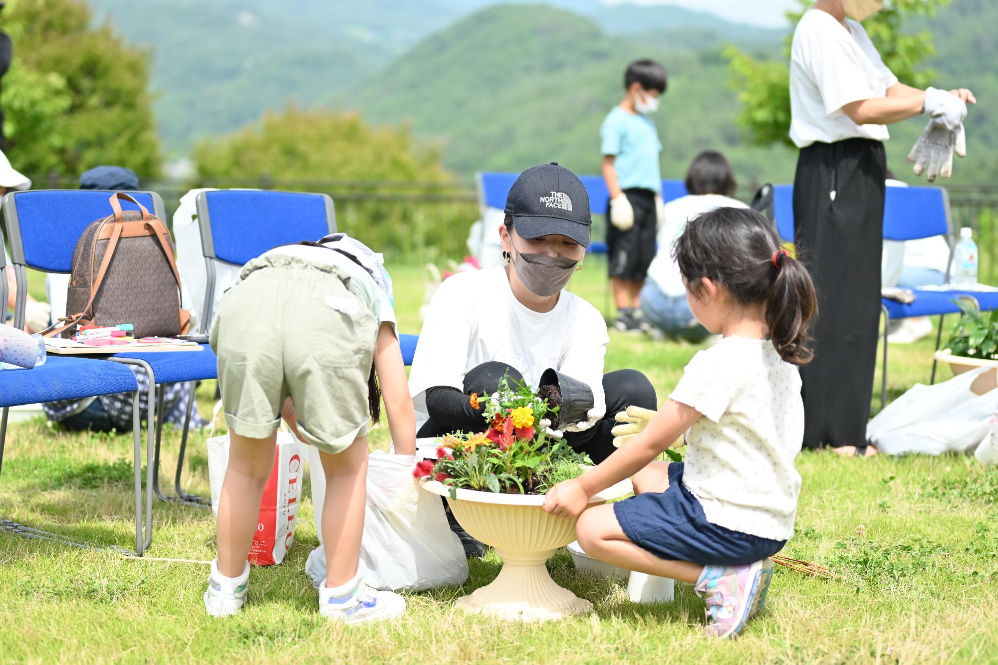 親子ふれ愛寄せ植え教室