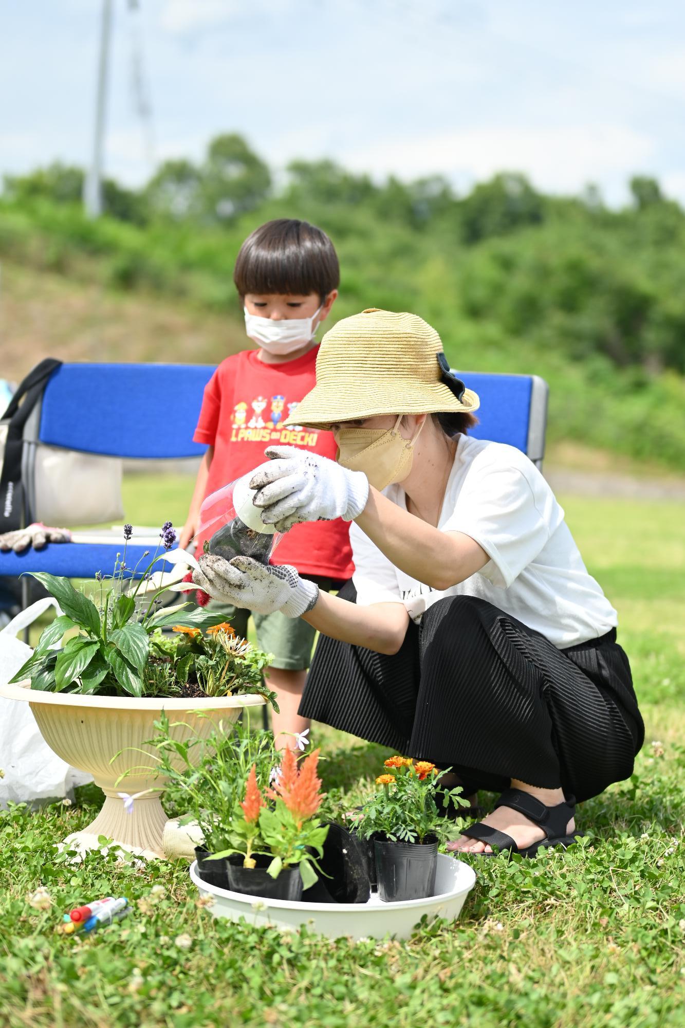 親子ふれ愛寄せ植え教室