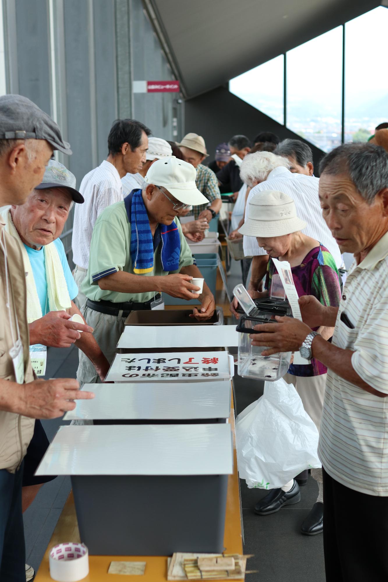 竜王駅で鈴虫の声を聴く甲斐（鈴虫配布）