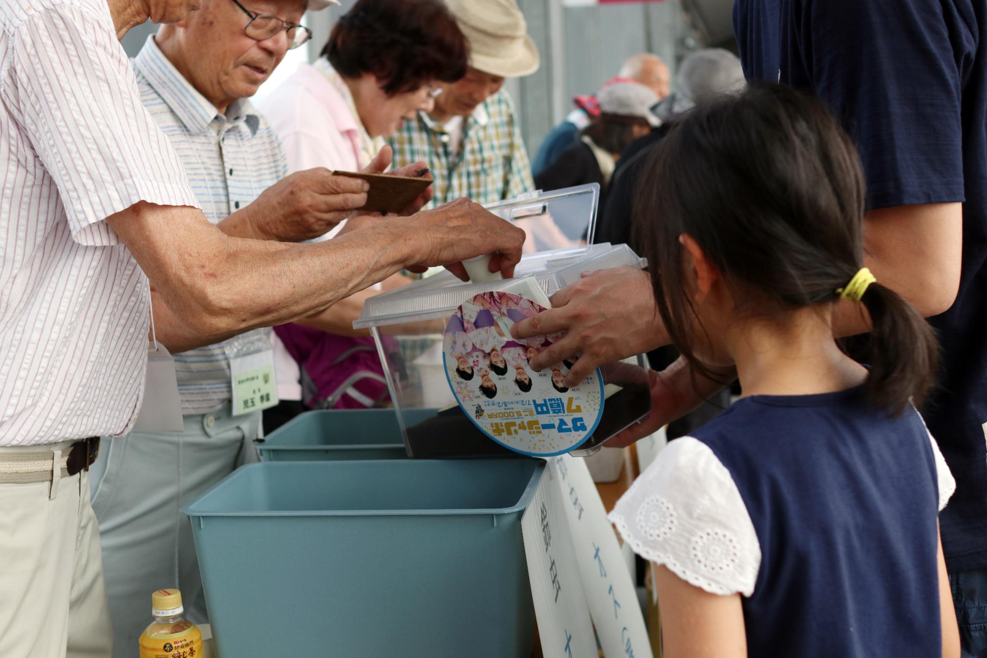 竜王駅で鈴虫の声を聴く甲斐（鈴虫配布）