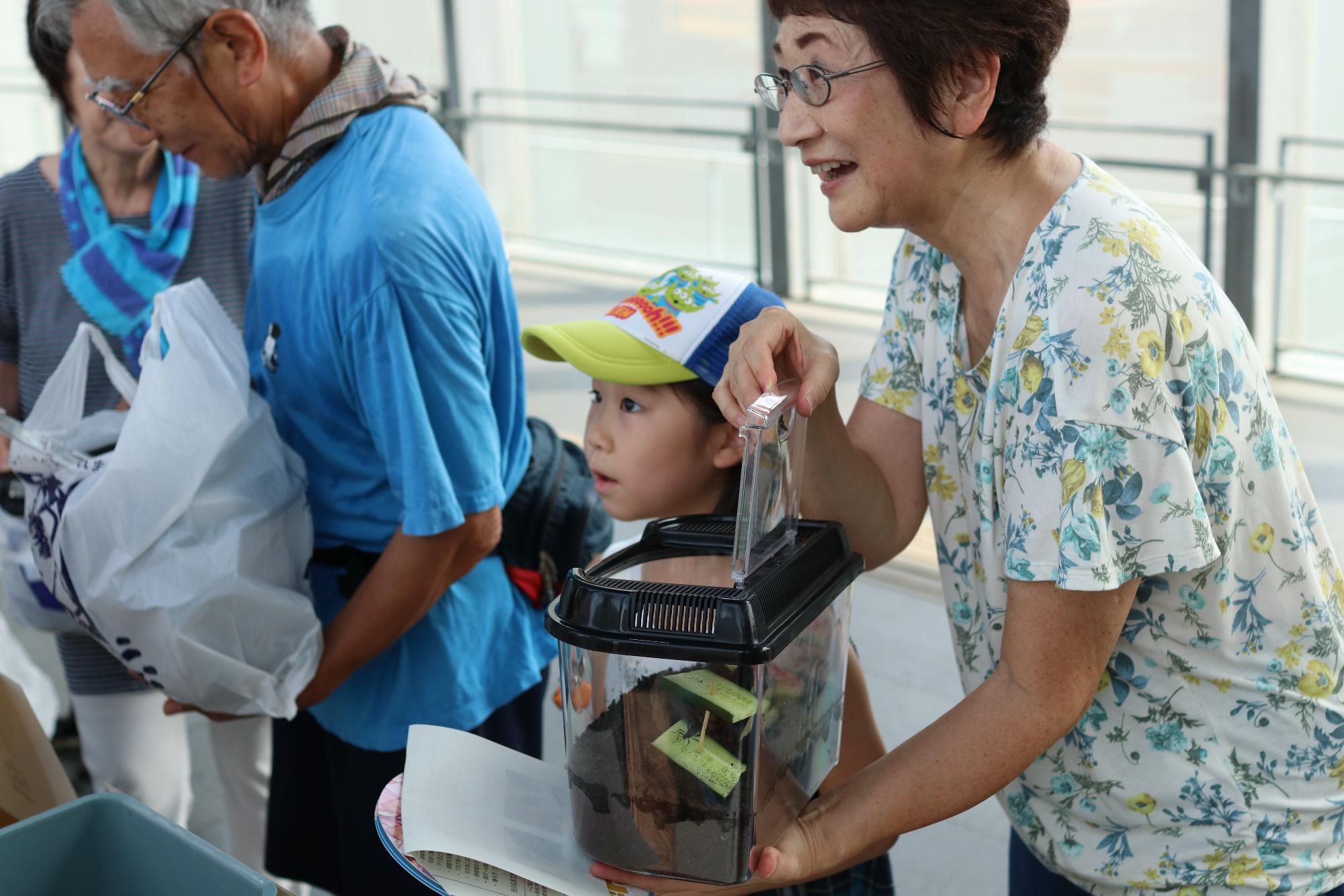 竜王駅で鈴虫の声を聴く甲斐（鈴虫配布）