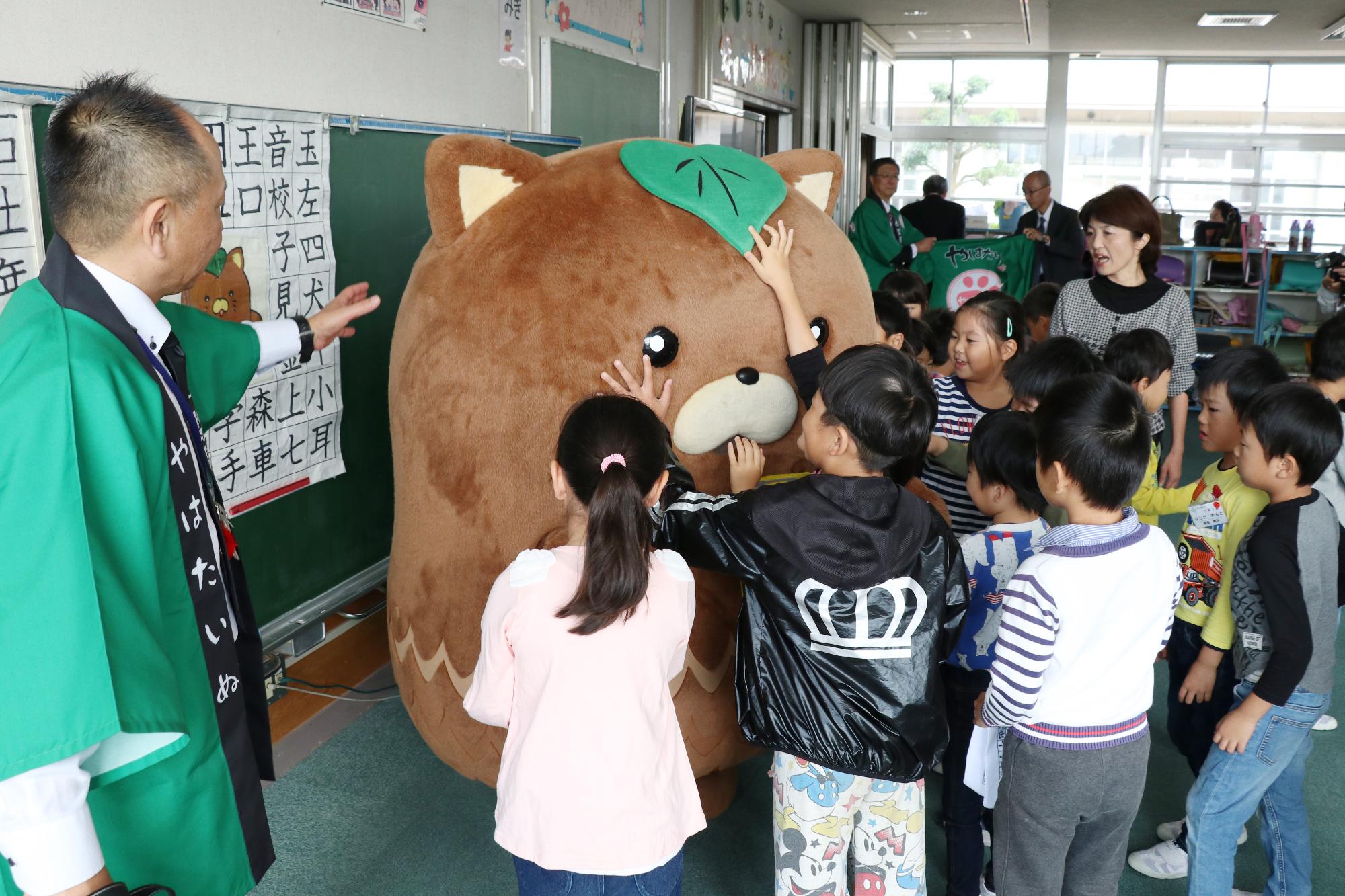 竜王東小「やはたいぬくんあいさつ運動」