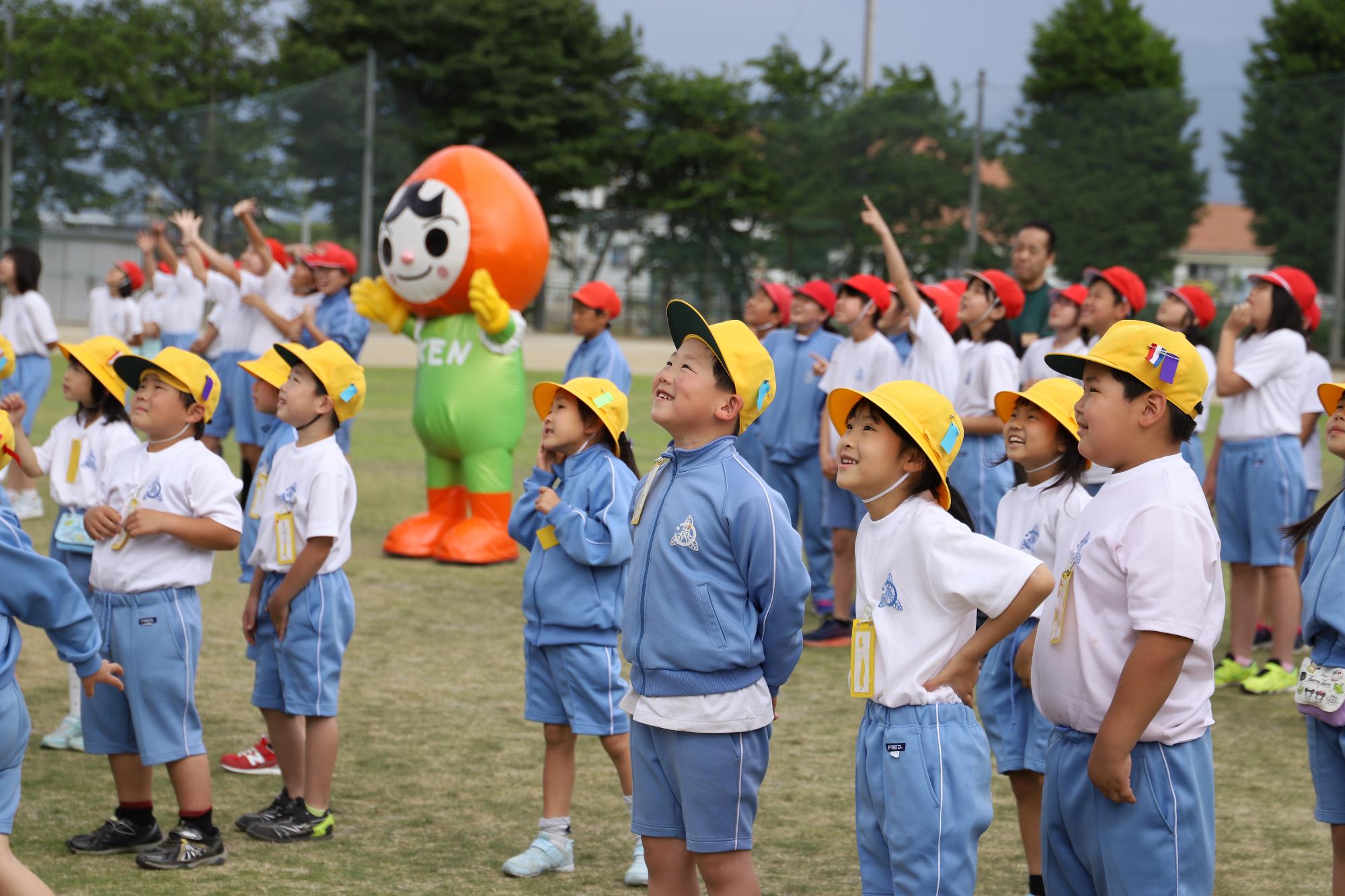 風船を眺める子ども達