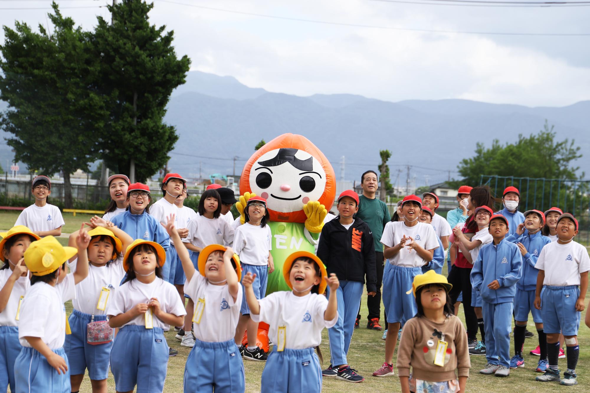 大喜びの子ども達