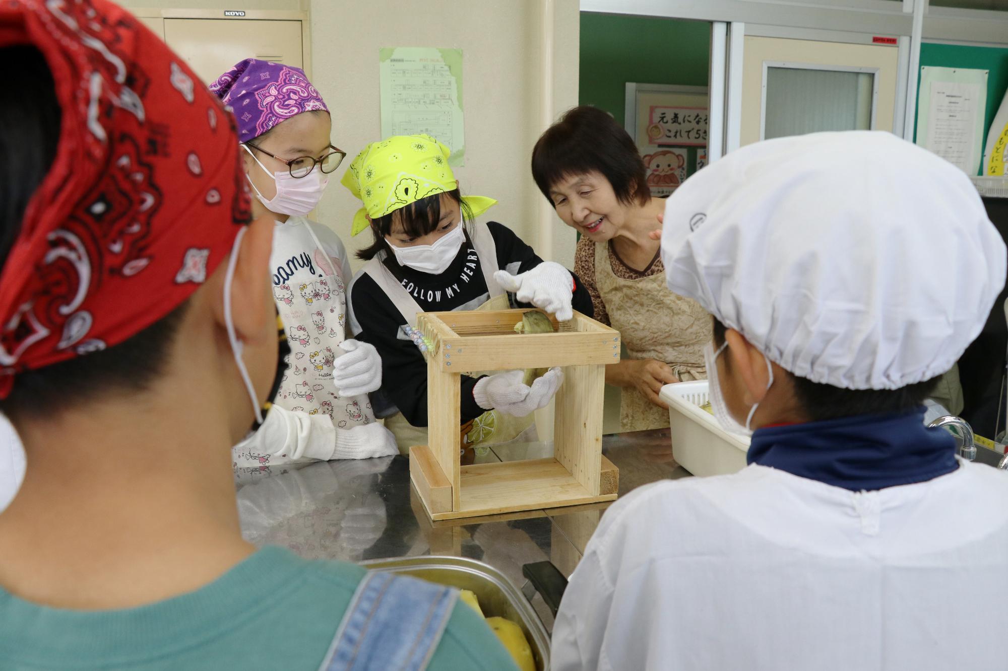 双葉西小学校 干し芋作り教室