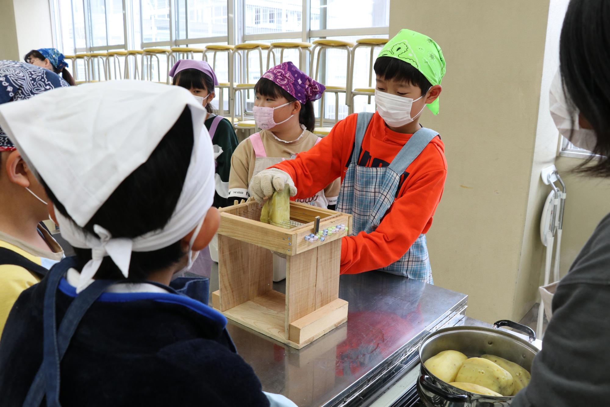 双葉西小学校 干し芋作り教室