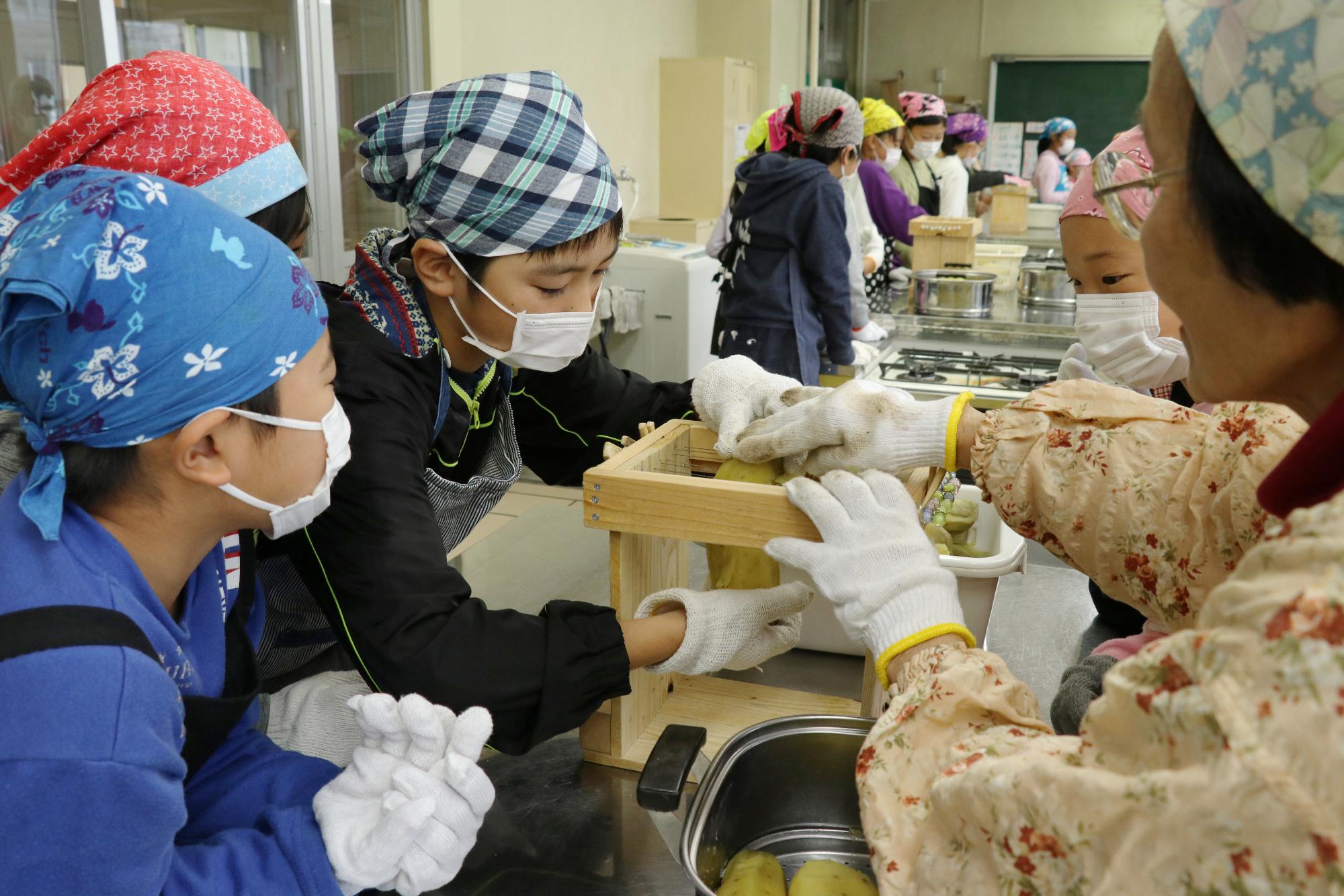 双葉西小学校 干し芋作り教室